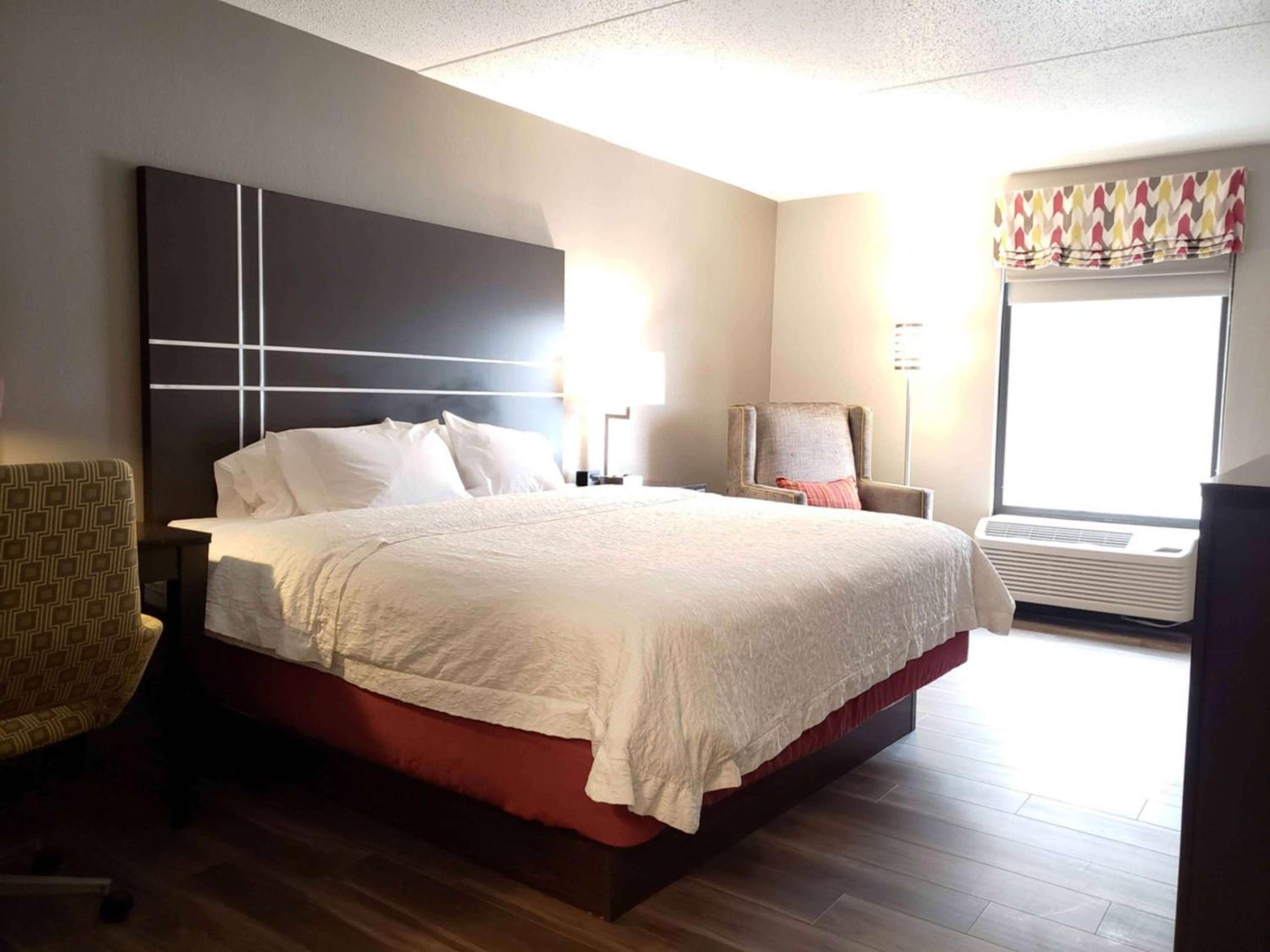 King Room with King Bed - Non-Smoking - Photo 2