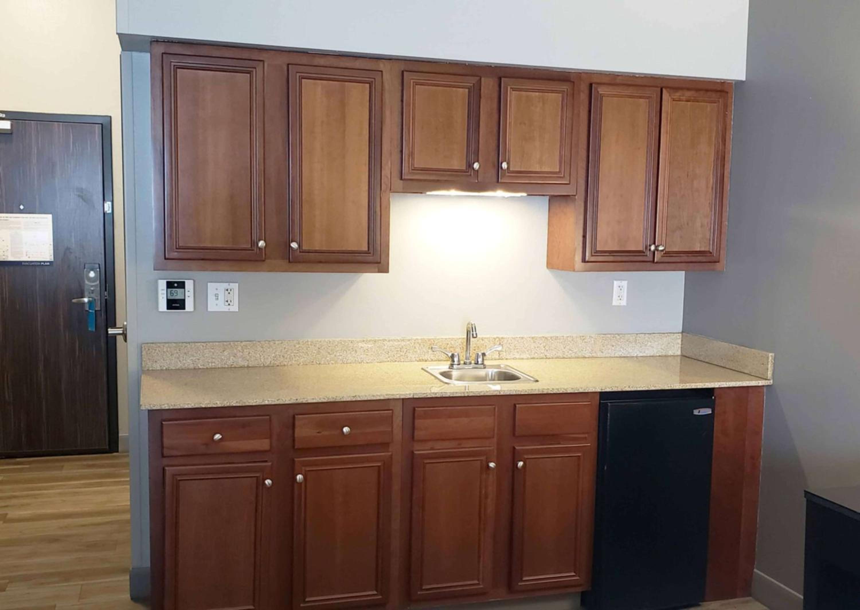 King Room with Wet Bar - Non-Smoking - Photo 2