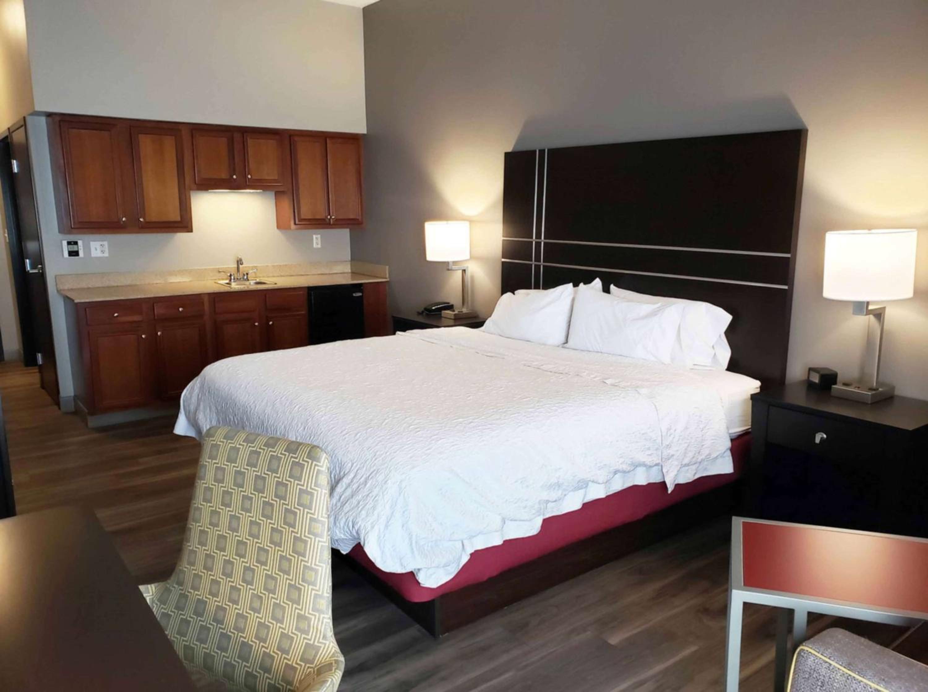 King Room with Wet Bar - Non-Smoking - Photo 1
