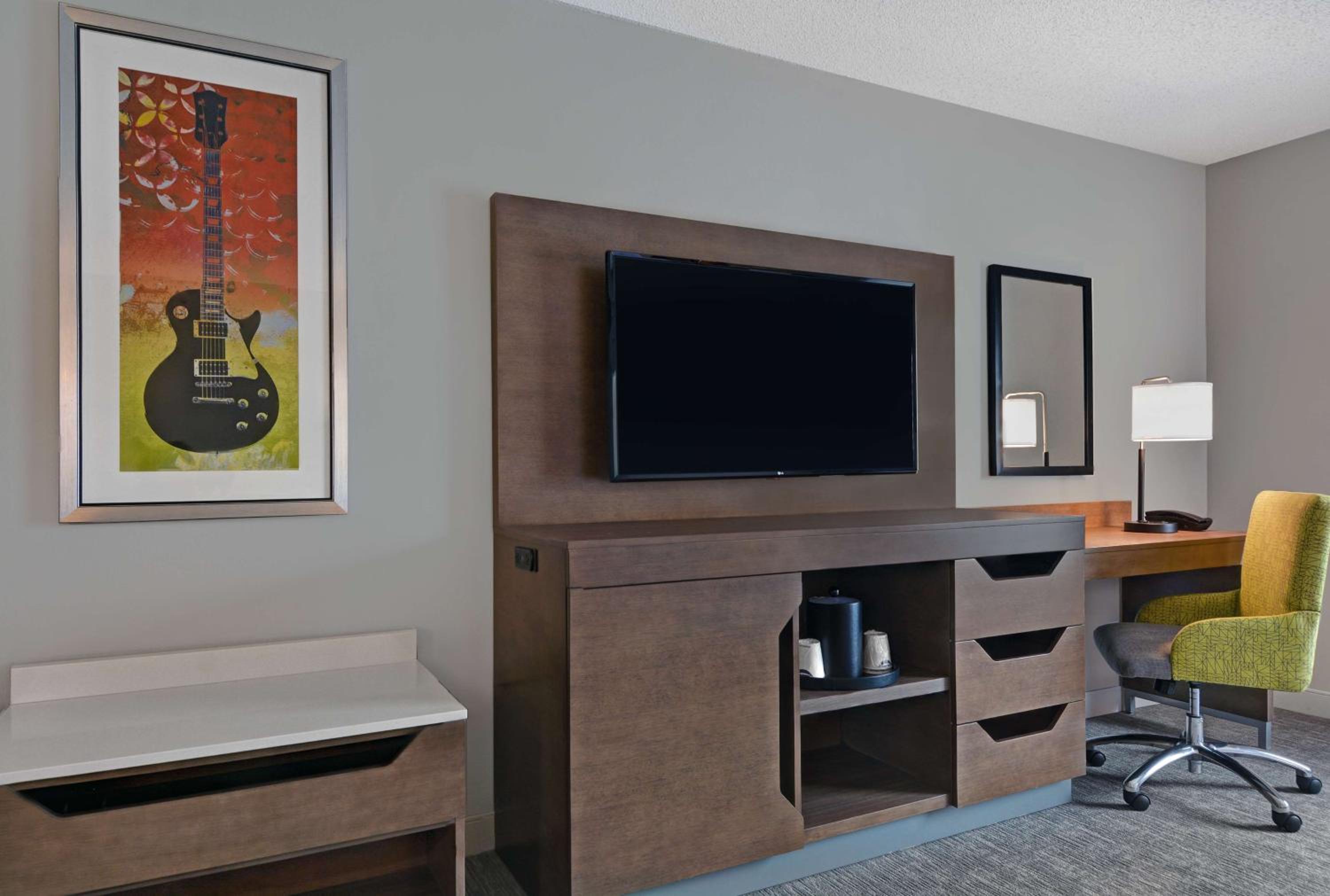 Queen Room with Two Queen Beds - Photo 2