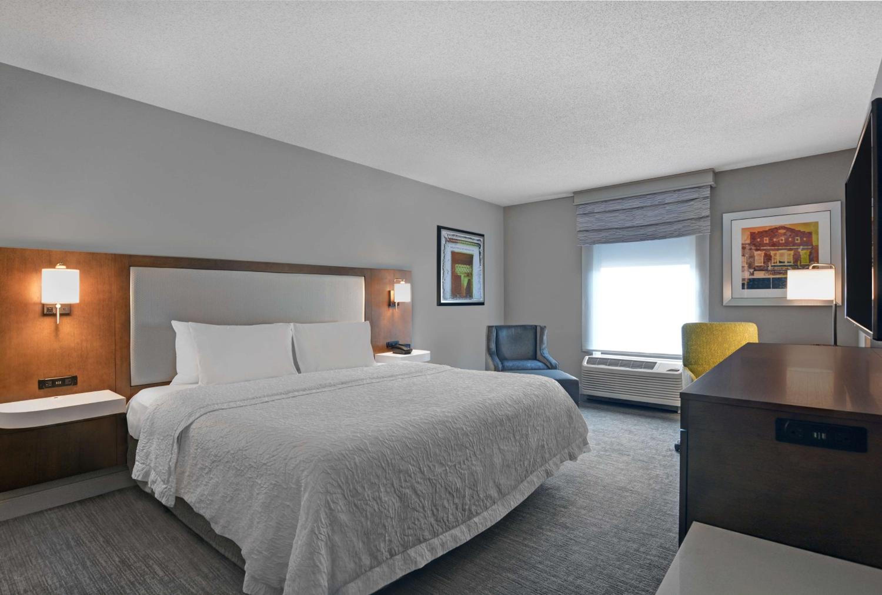 King Room with Accessible Tub - Mobility and Hearing Access/Non-Smoking - Photo 1