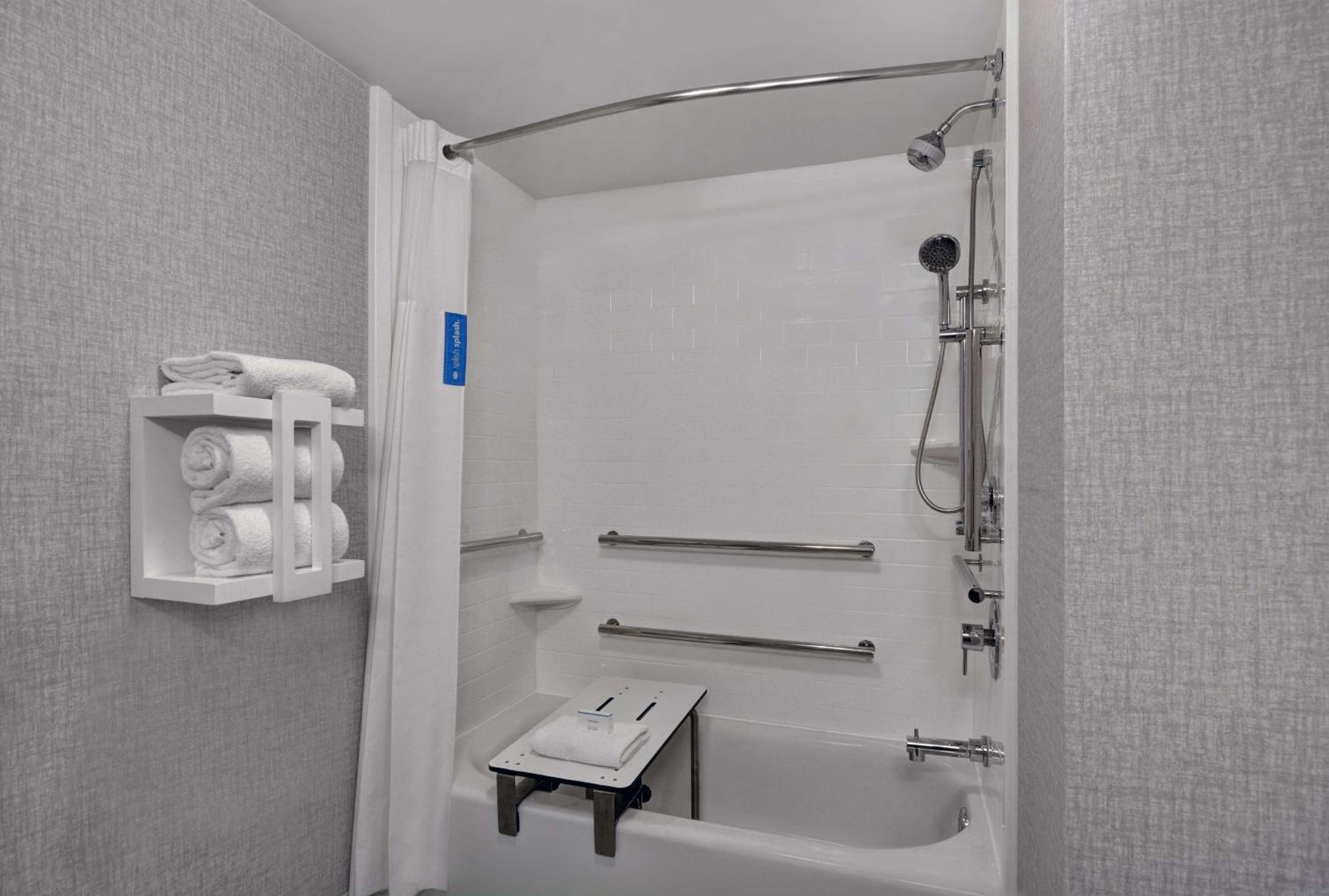 King Room with Accessible Tub - Mobility and Hearing Access/Non-Smoking - Photo 2