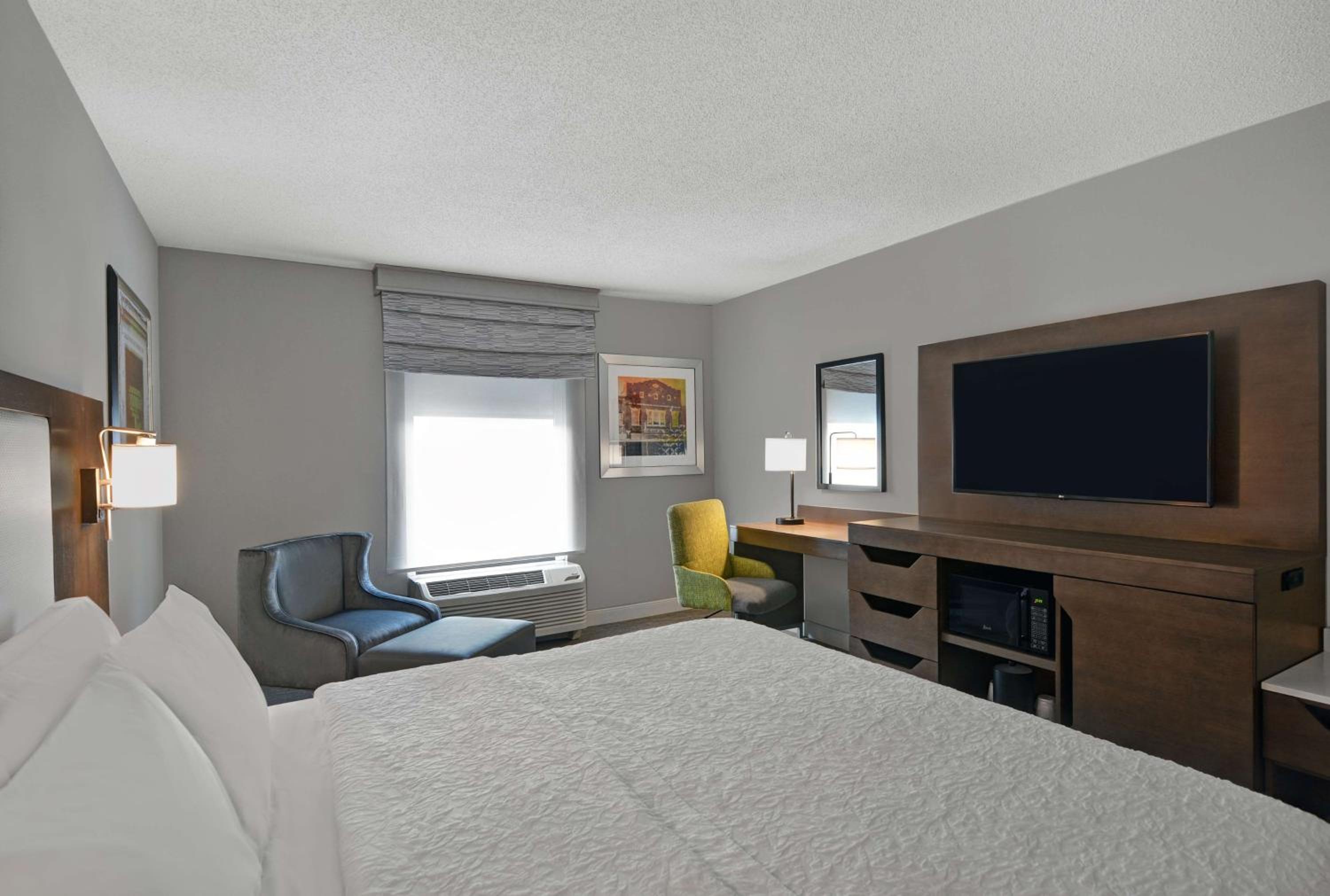 King Room with Accessible Tub - Mobility and Hearing Access/Non-Smoking - Photo 3