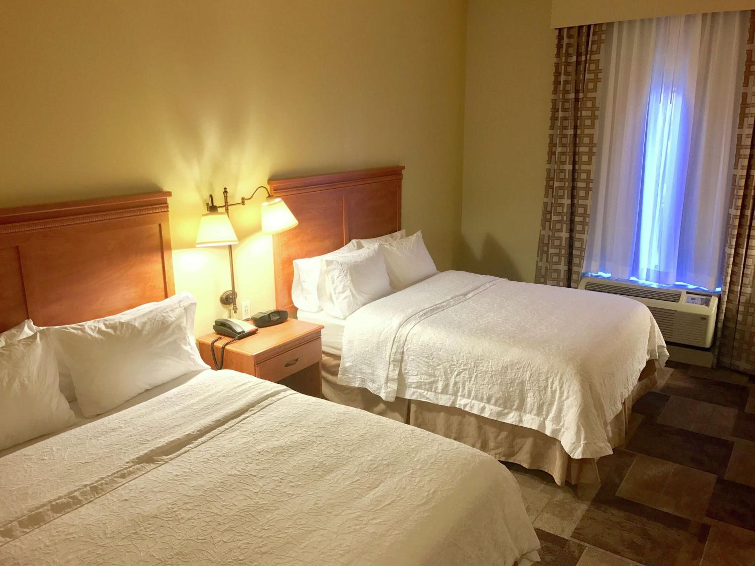 Room with Two Queen Beds - Non-Smoking - Photo 2