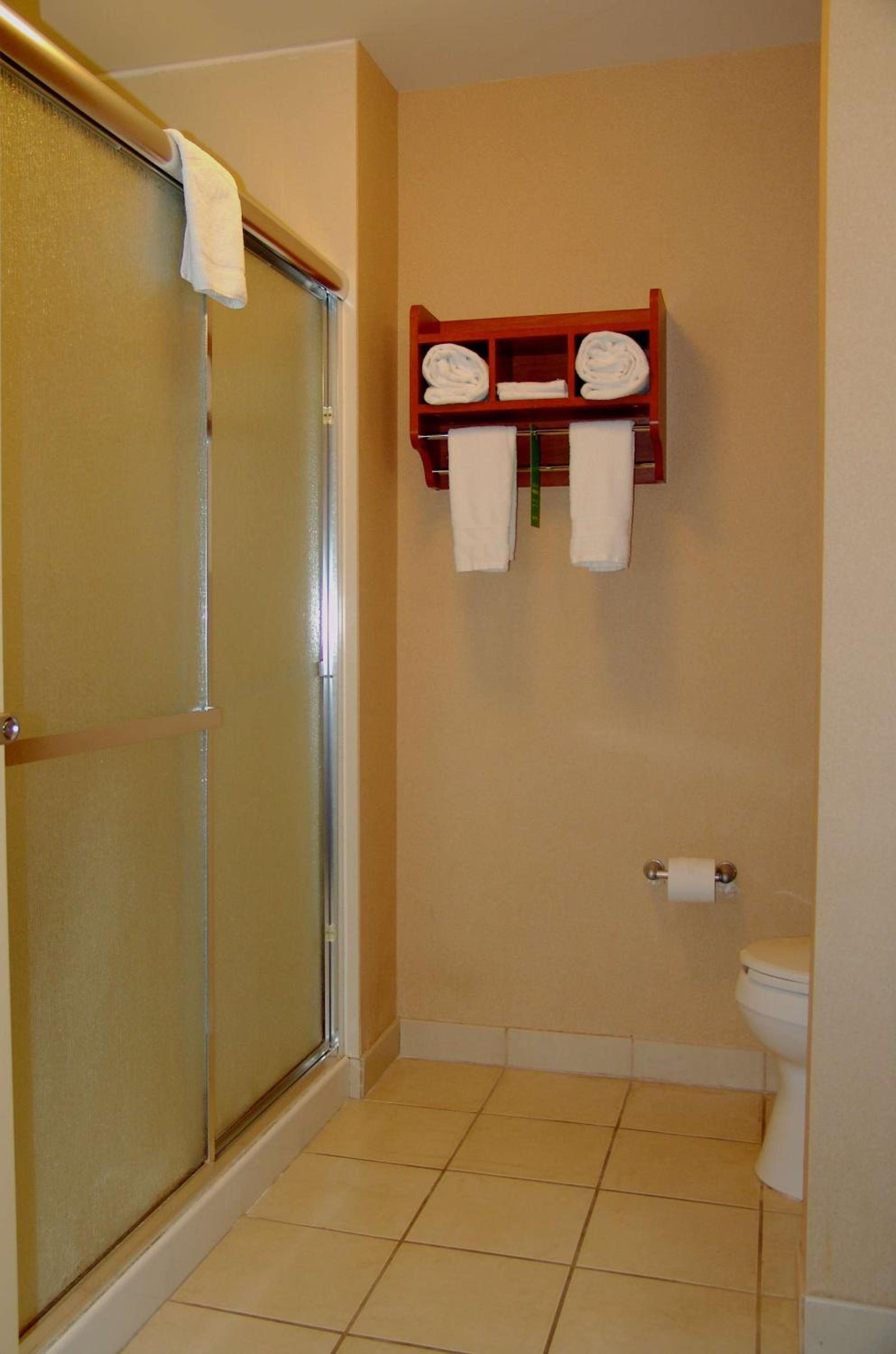 King Room with King Bed - Non-Smoking - Photo 4