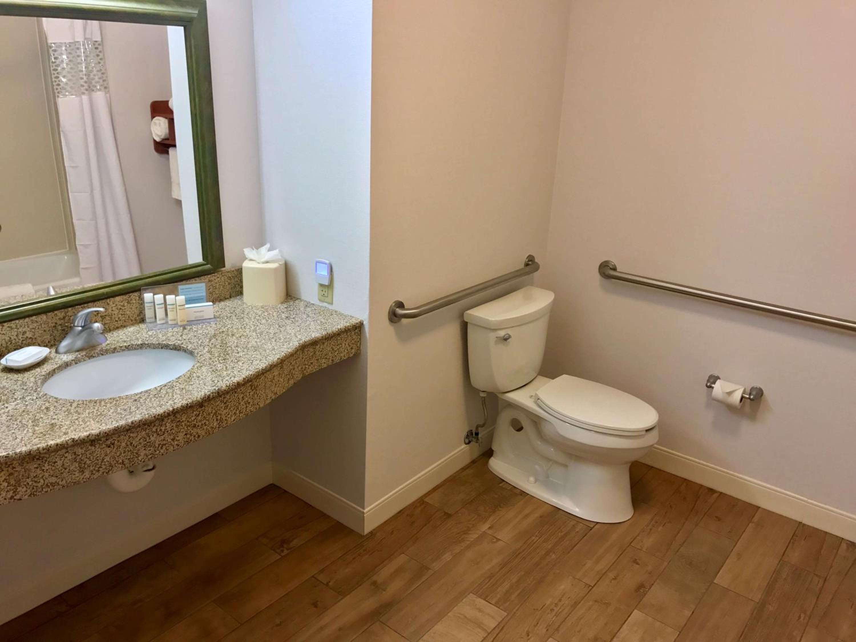 Queen Room with Two Queen Beds - Mobility Access/Non-Smoking - Photo 4
