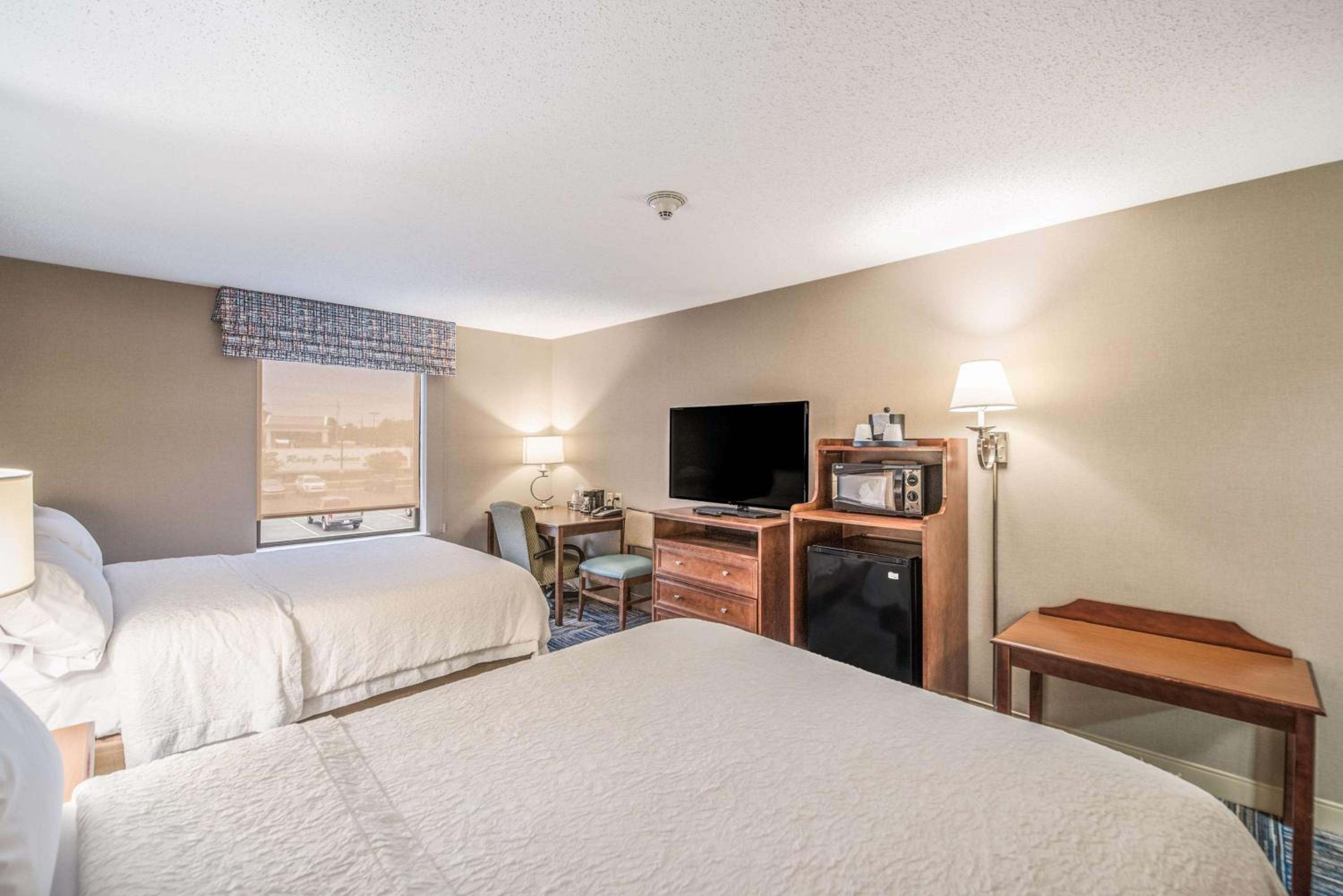 Room with Two Queen Beds - Non-Smoking - Photo 2