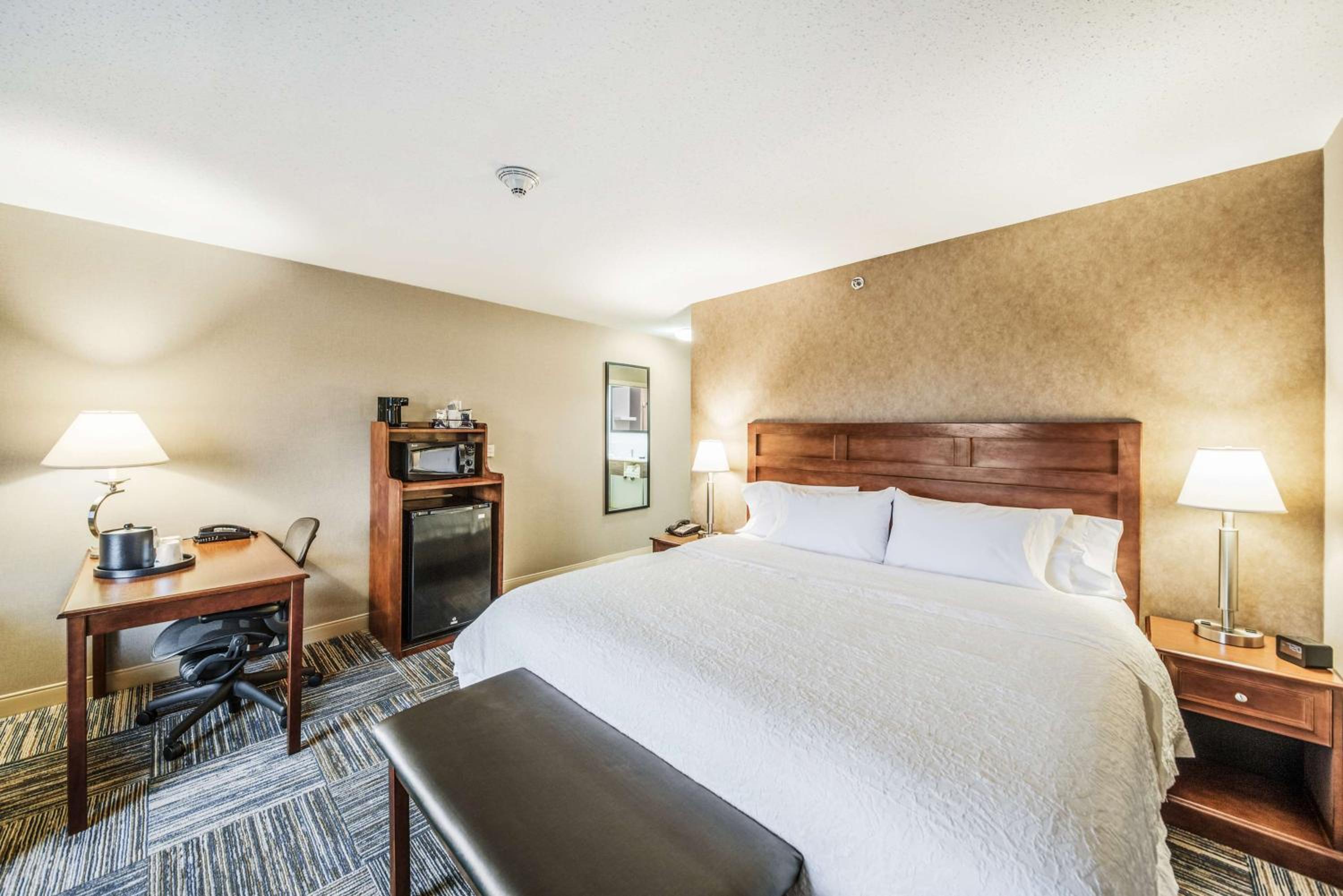 King Room with King Bed - Non-Smoking - Photo 5