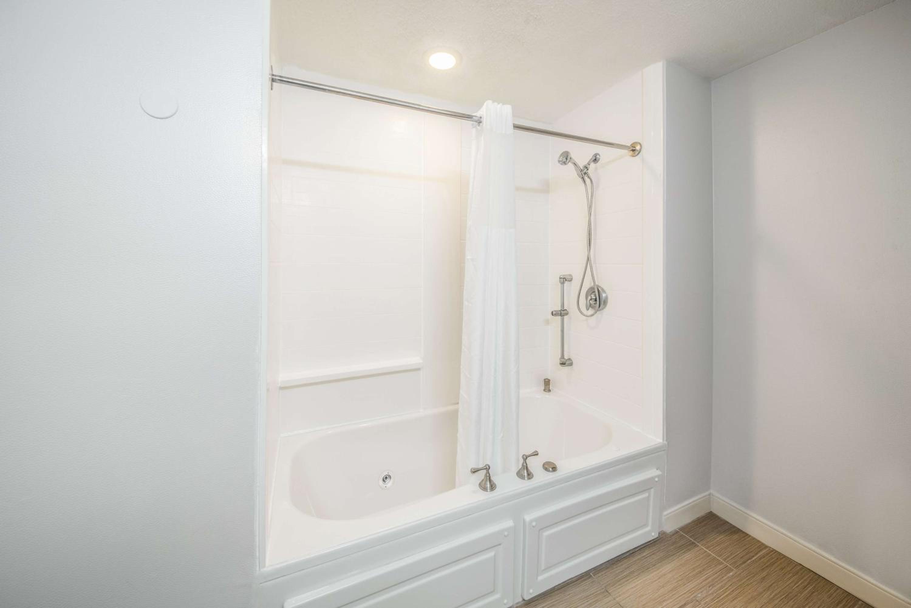 King Room with Accessible Tub - Mobility and Hearing Access/Non-Smoking - Photo 5