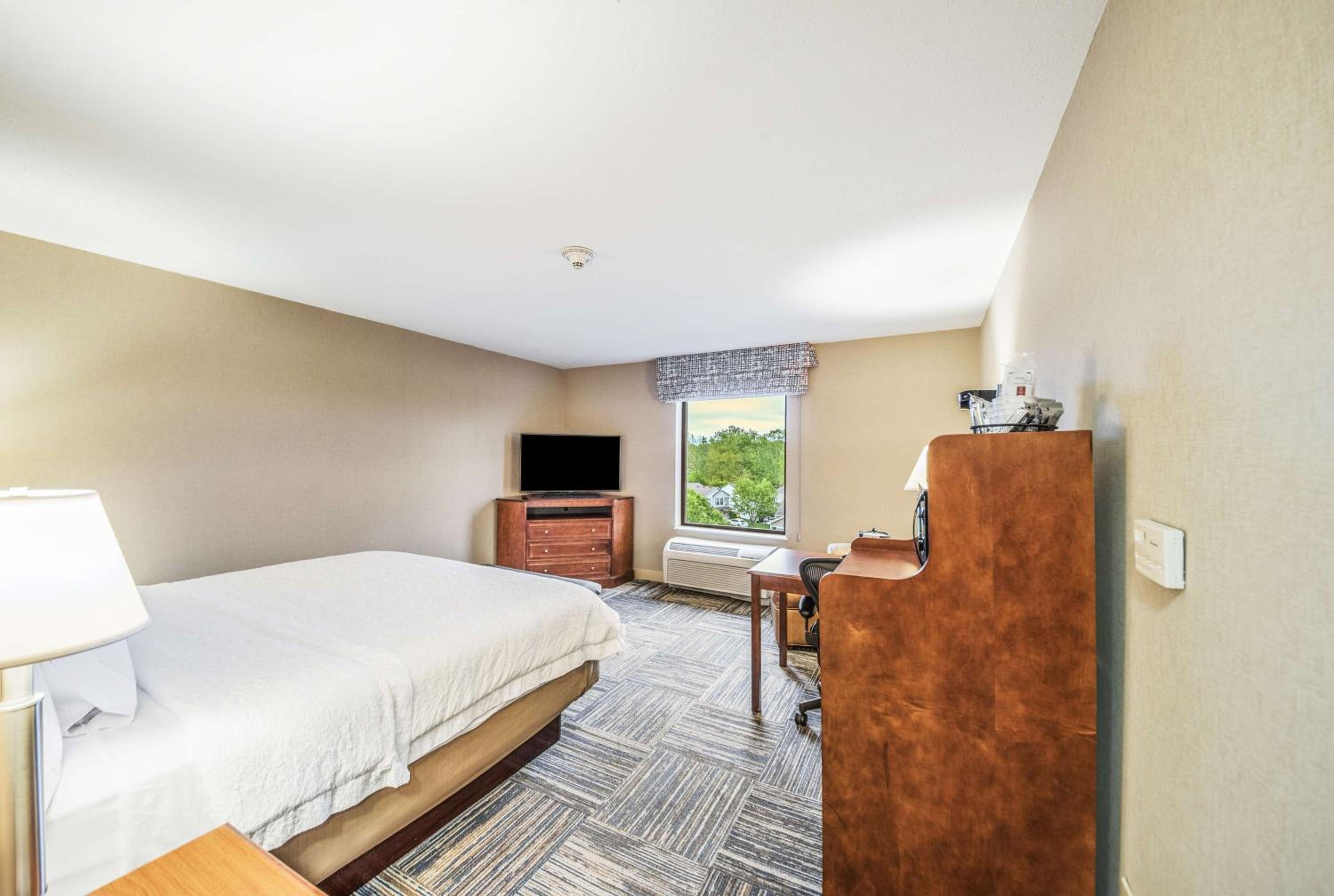 King Room with King Bed - Non-Smoking - Photo 1