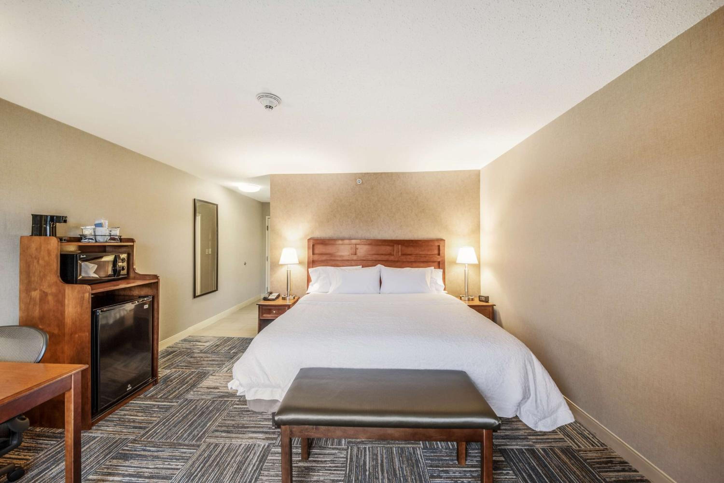King Room with King Bed - Non-Smoking - Photo 2