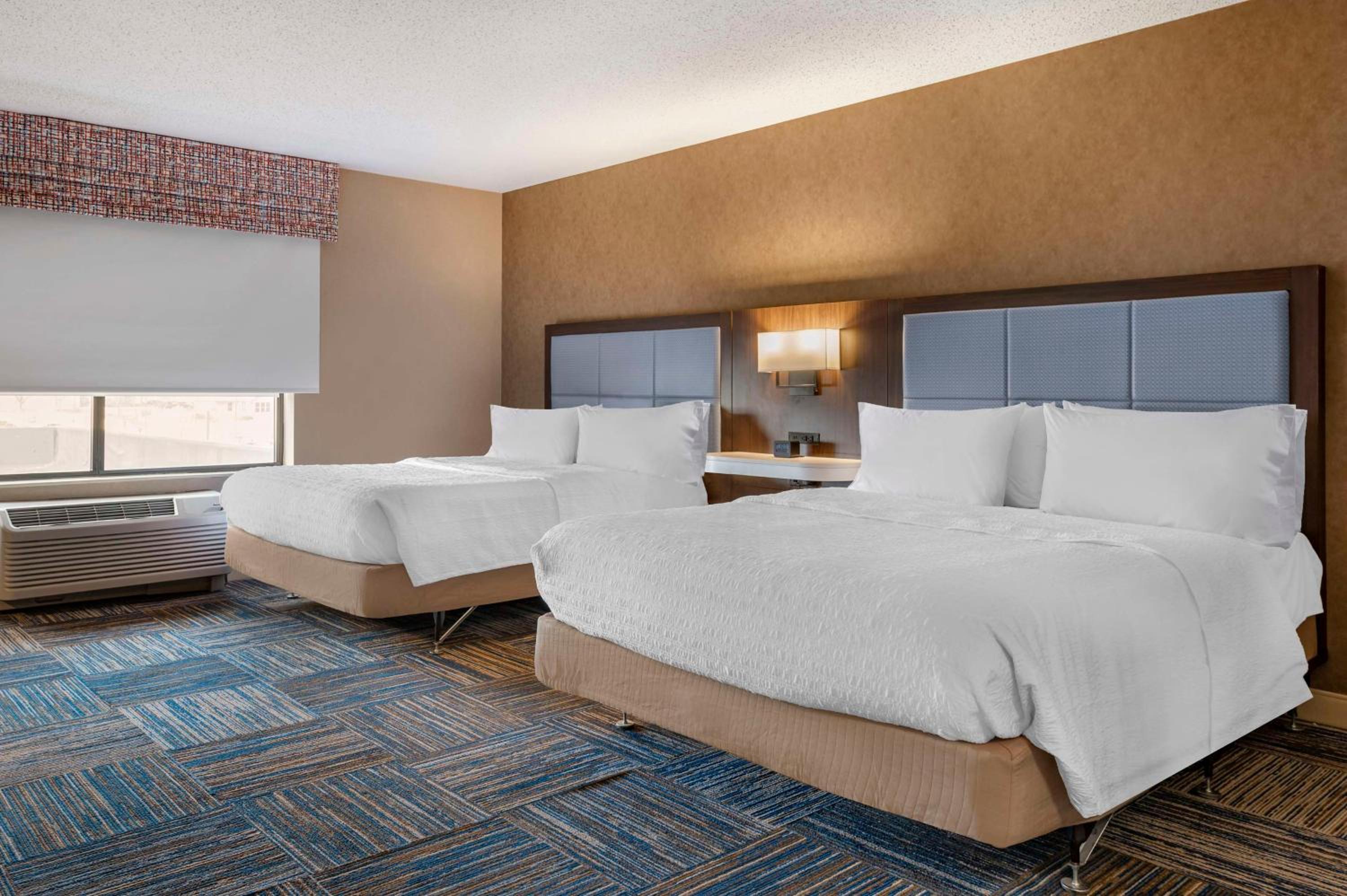Room with Two Queen Beds - Non-Smoking - Photo 4