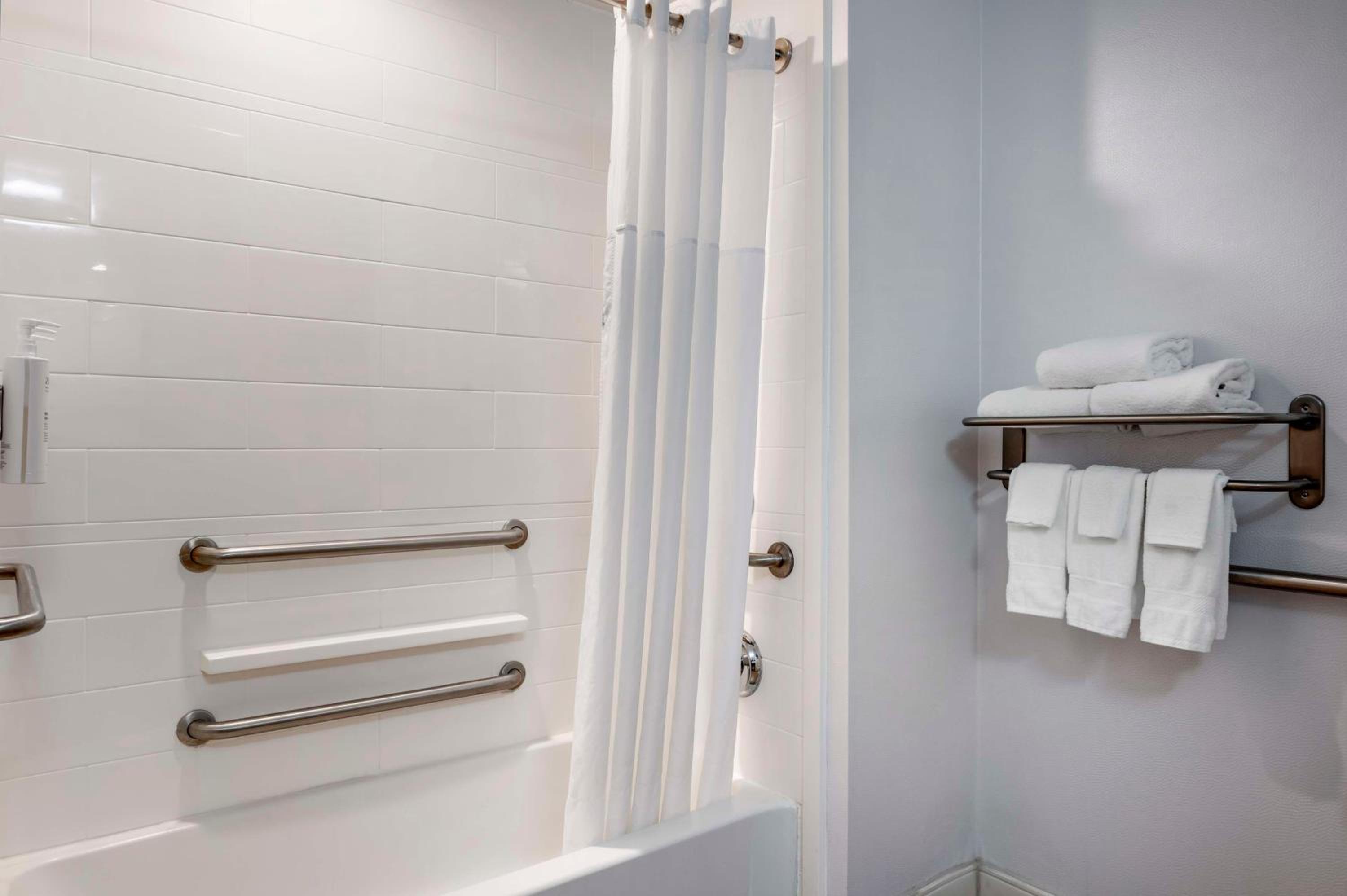 King Room with Accessible Tub - Mobility and Hearing Access/Non-Smoking - Photo 6