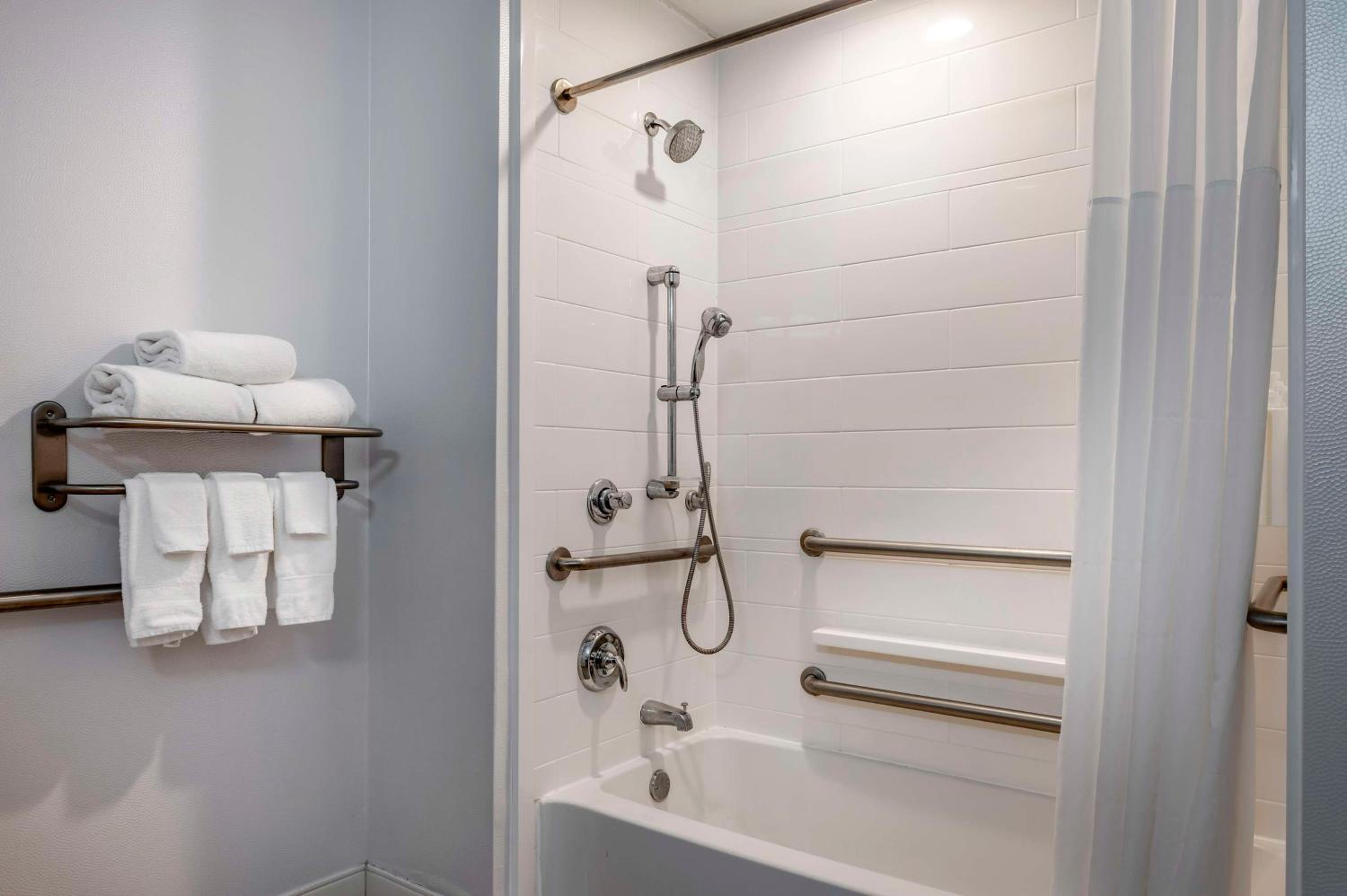 King Room with Accessible Tub - Mobility and Hearing Access/Non-Smoking - Photo 7