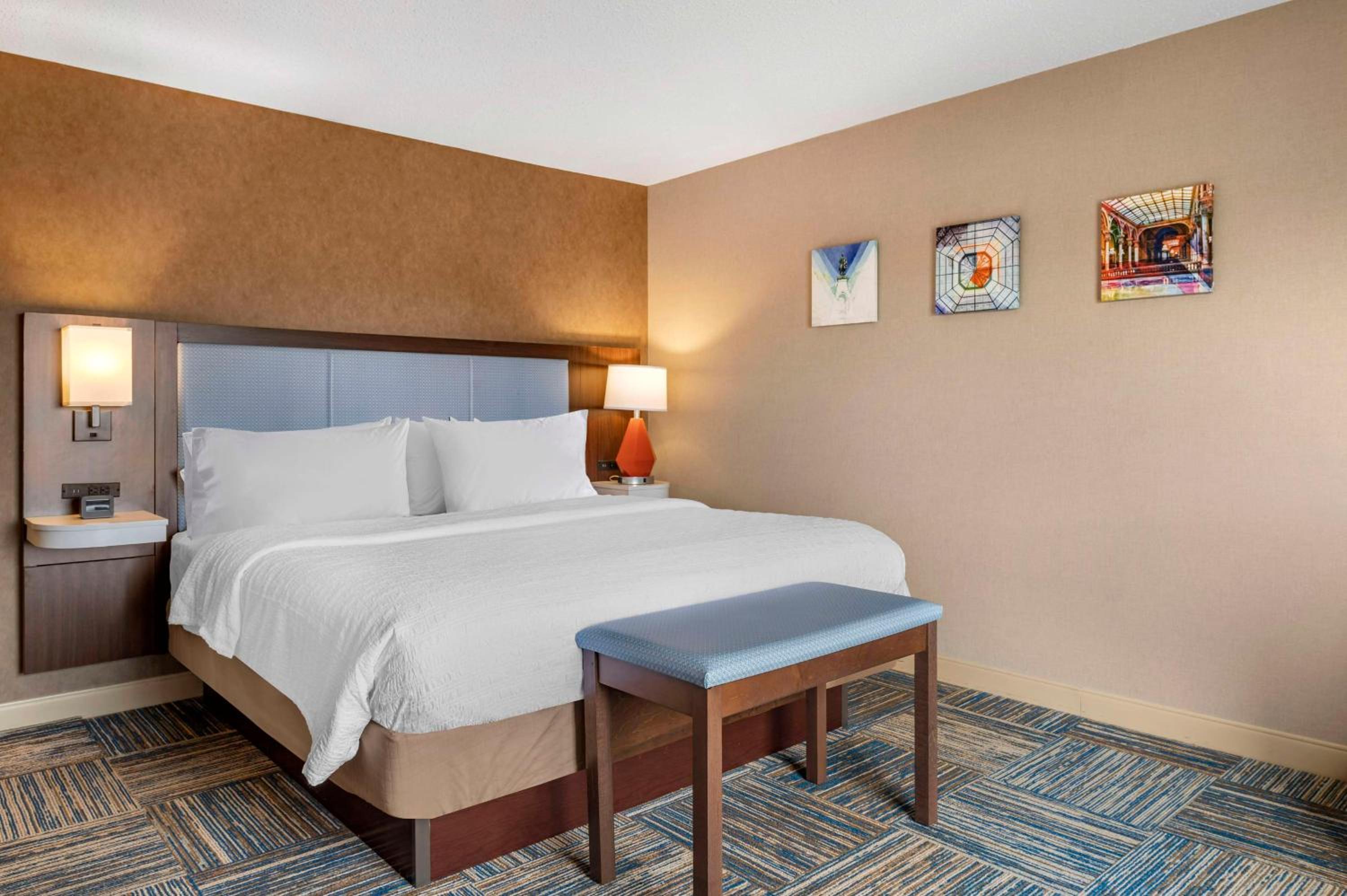King Room with King Bed - Non-Smoking - Photo 3