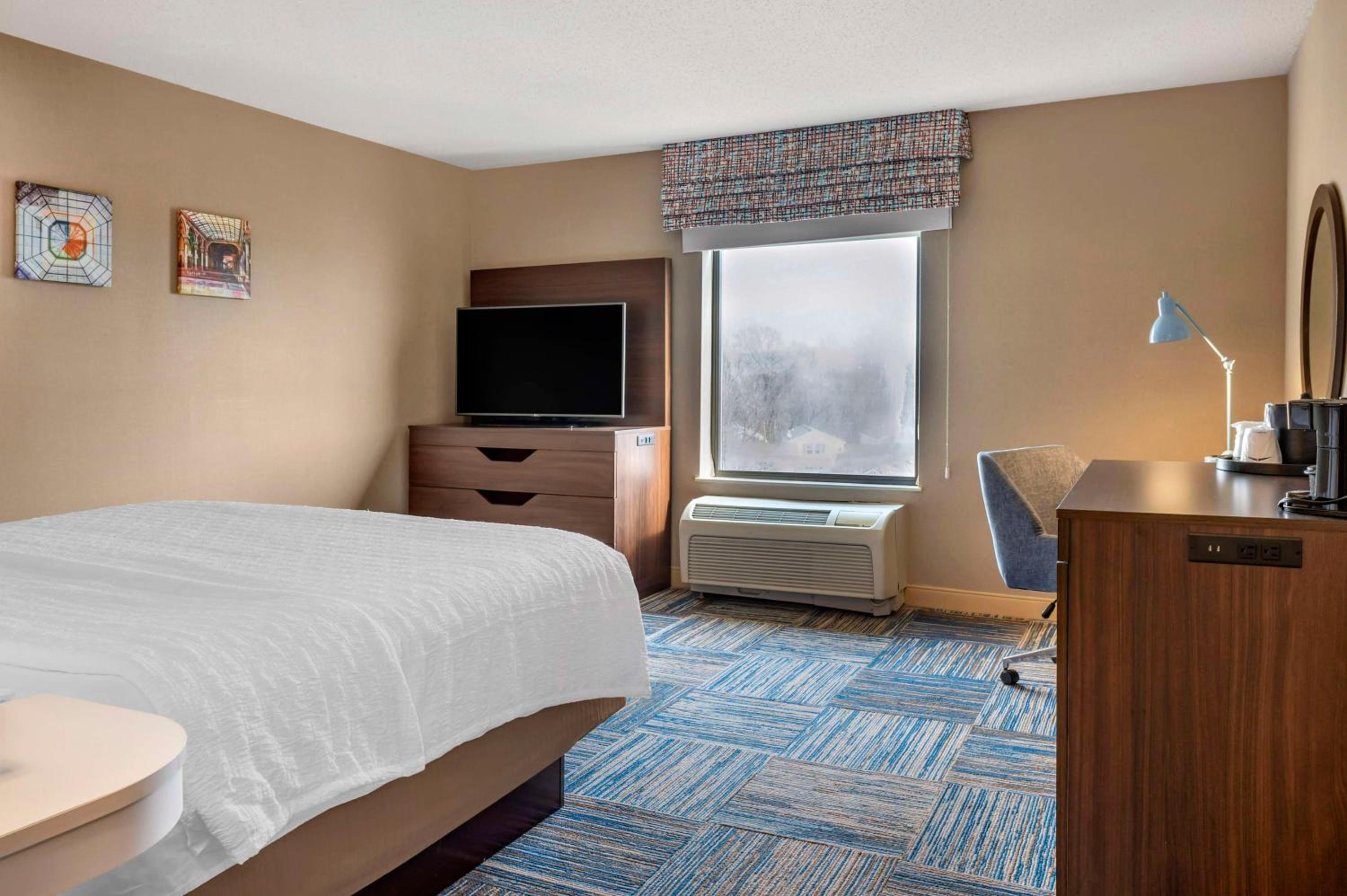 King Room with King Bed - Non-Smoking - Photo 4