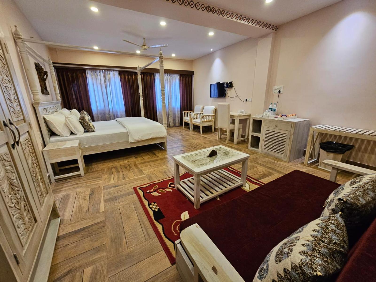 King Suite with Balcony - Photo 3