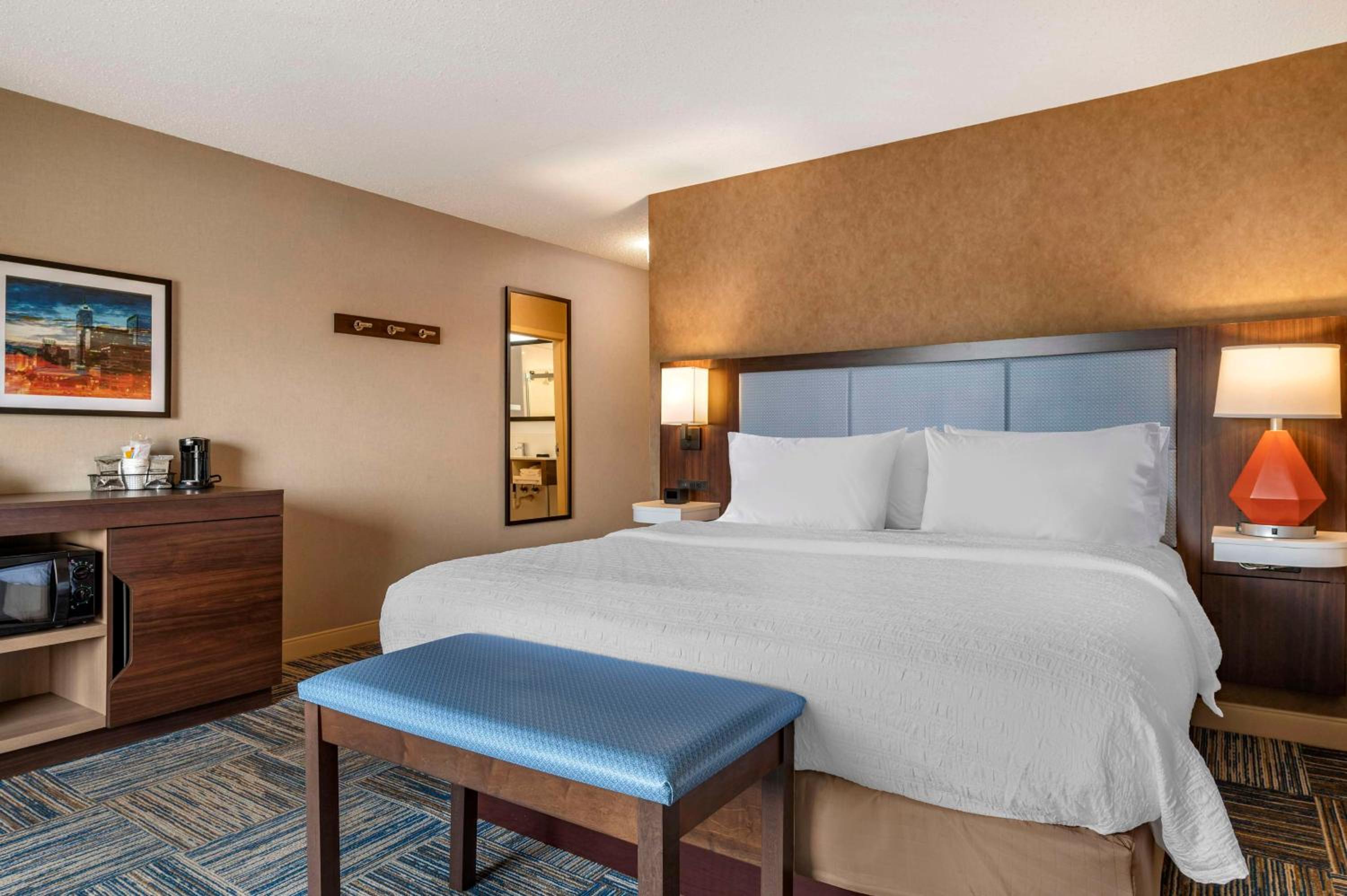 King Room with King Bed - Non-Smoking - Photo 6