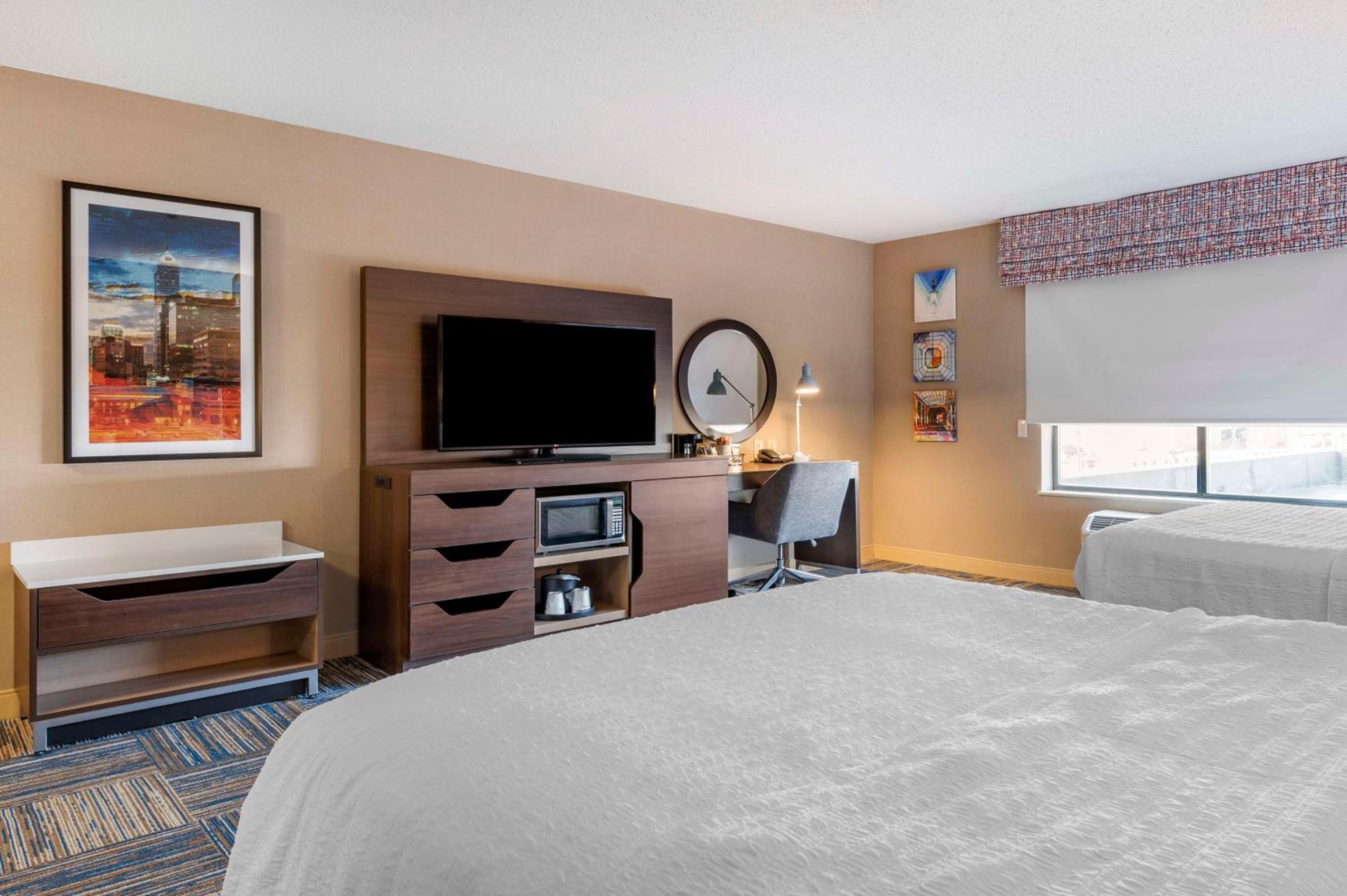Room with Two Queen Beds - Non-Smoking - Photo 10