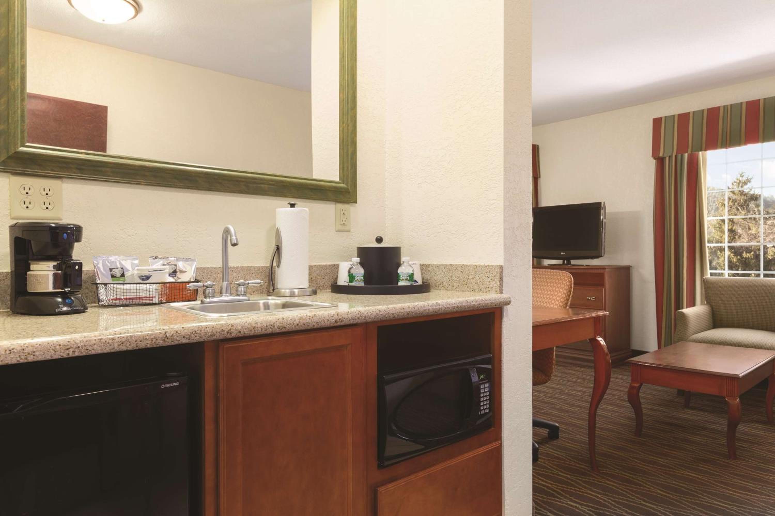 King Studio Suite - Non-Smoking - Photo 1