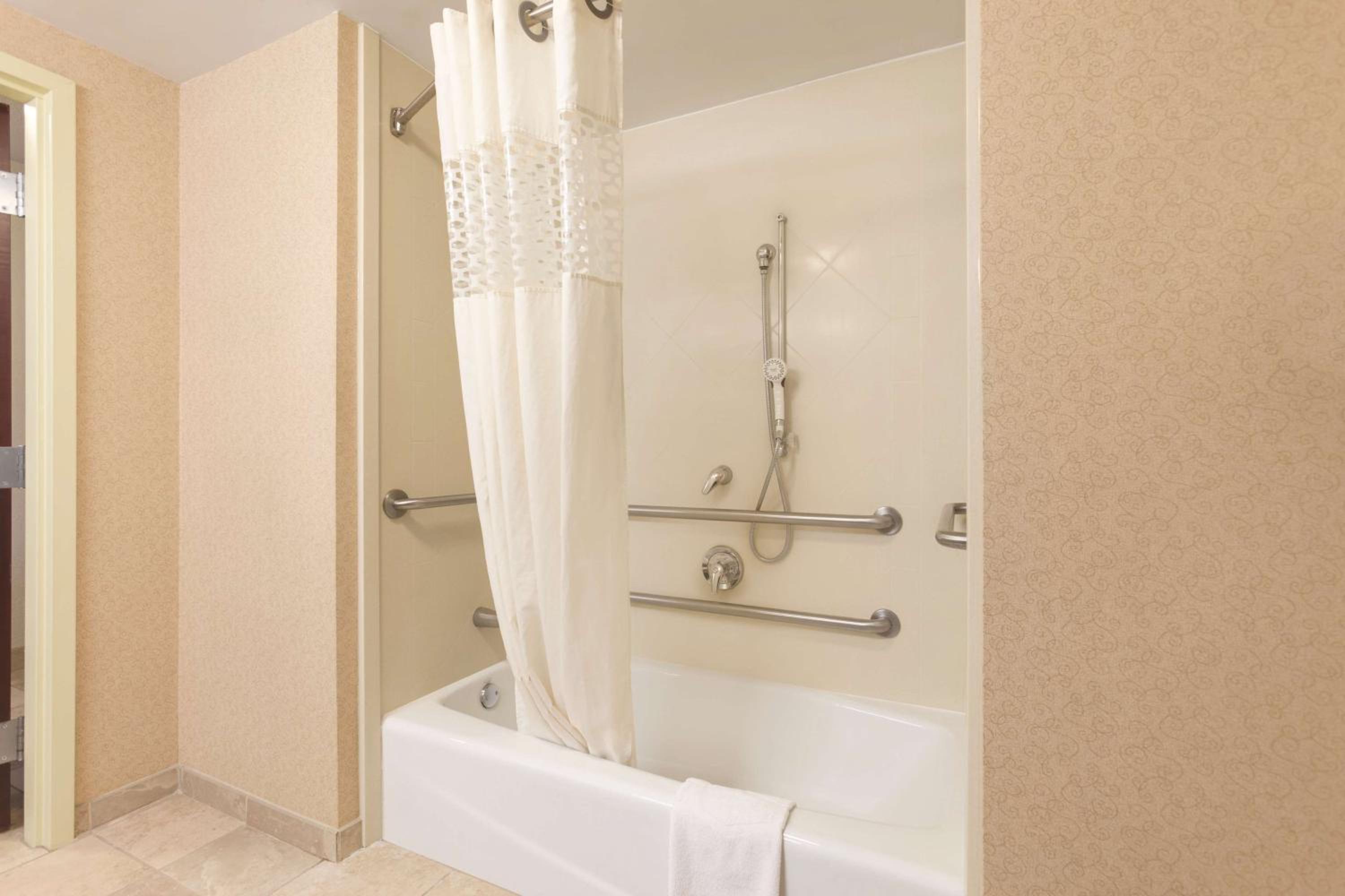 Queen Studio Suite with Two Queen Beds - Mobility Access/Non-Smoking - Photo 5