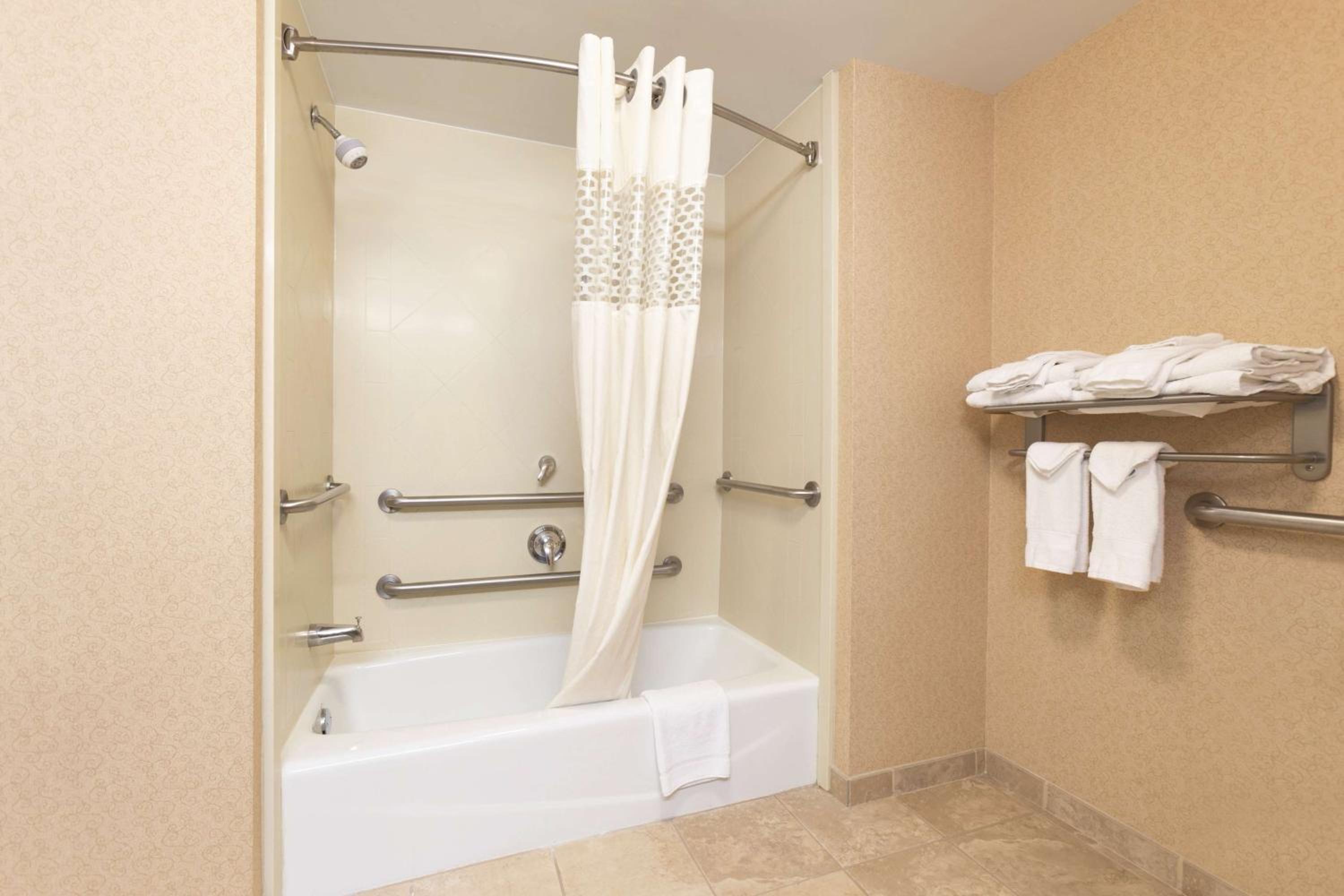 Queen Studio Suite with Two Queen Beds - Mobility Access/Non-Smoking - Photo 2