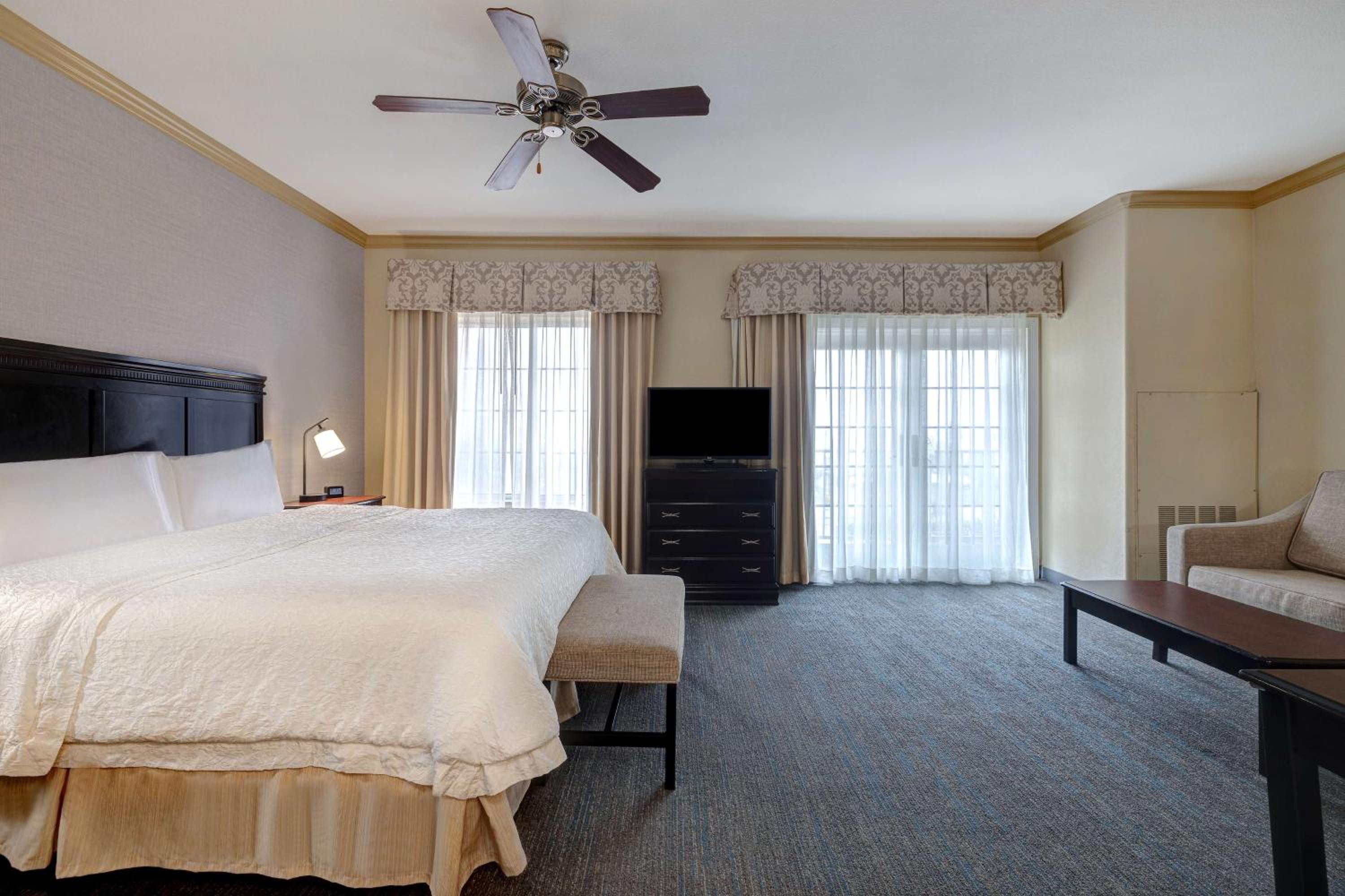 King Studio Suite with Balcony - Non-Smoking - Photo 6