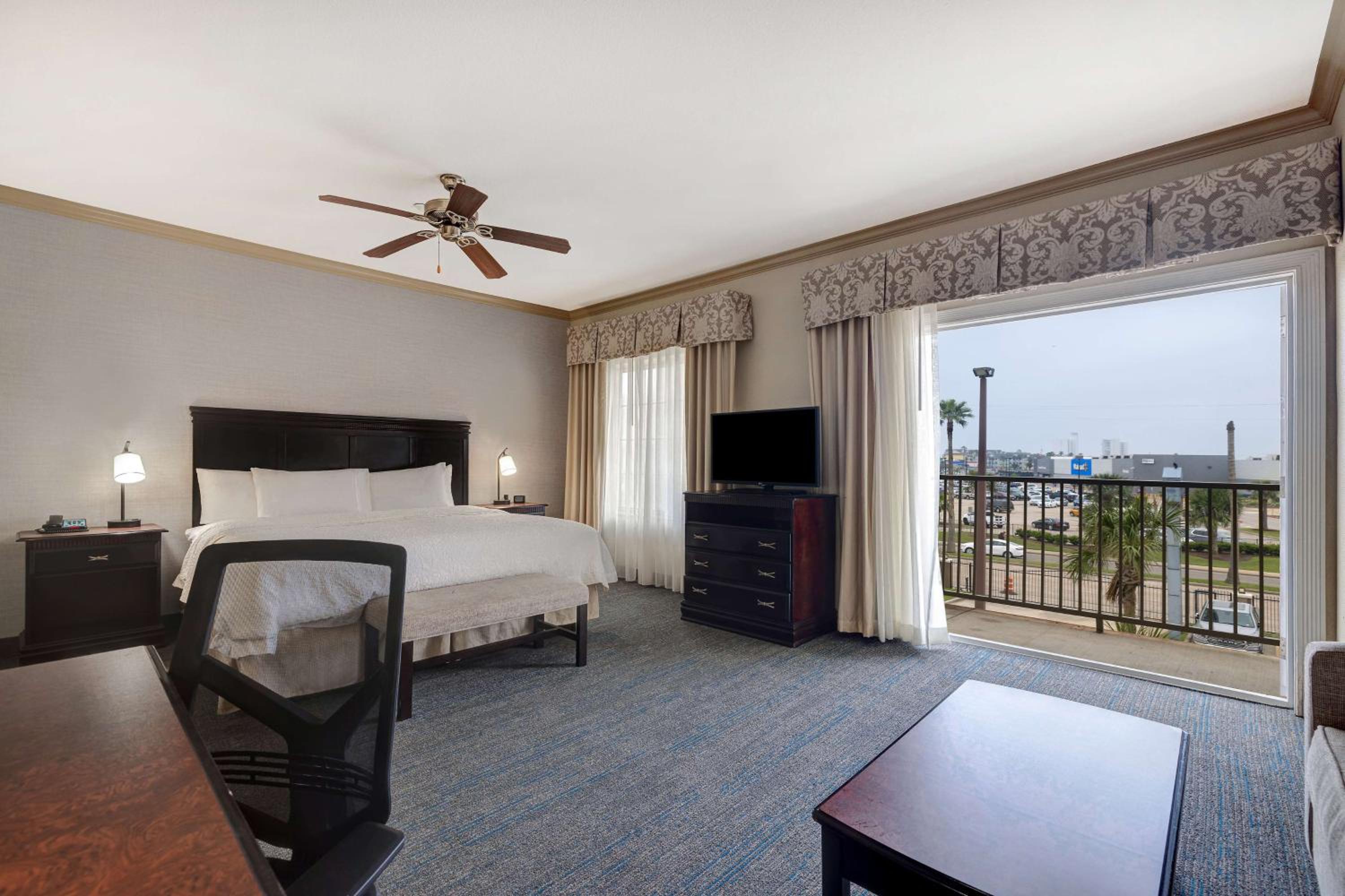 King Studio Suite with Balcony - Non-Smoking - Photo 4