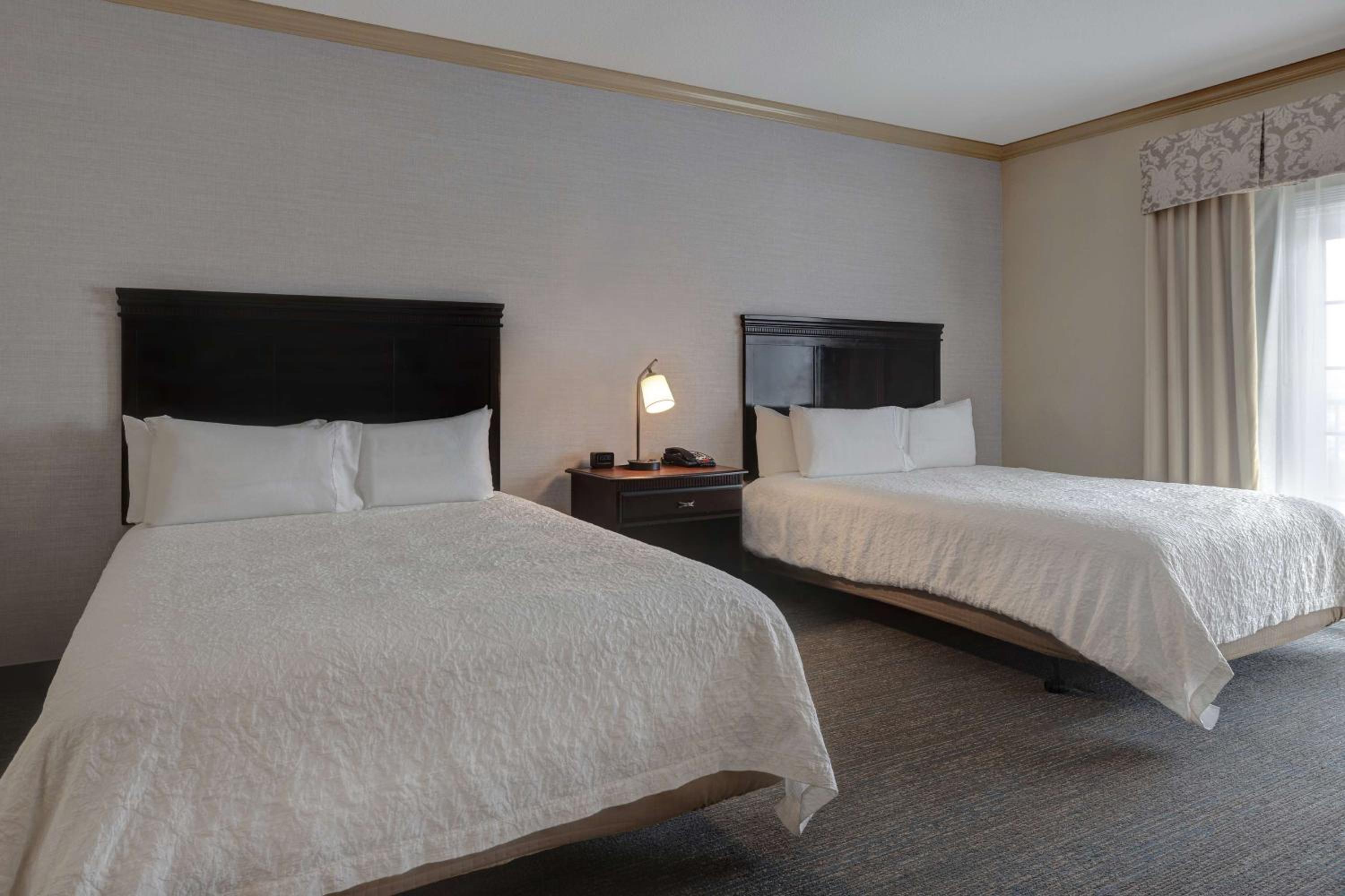 Double Room with Two Queen Beds and Bath Tub - Mobility Access - Photo 5