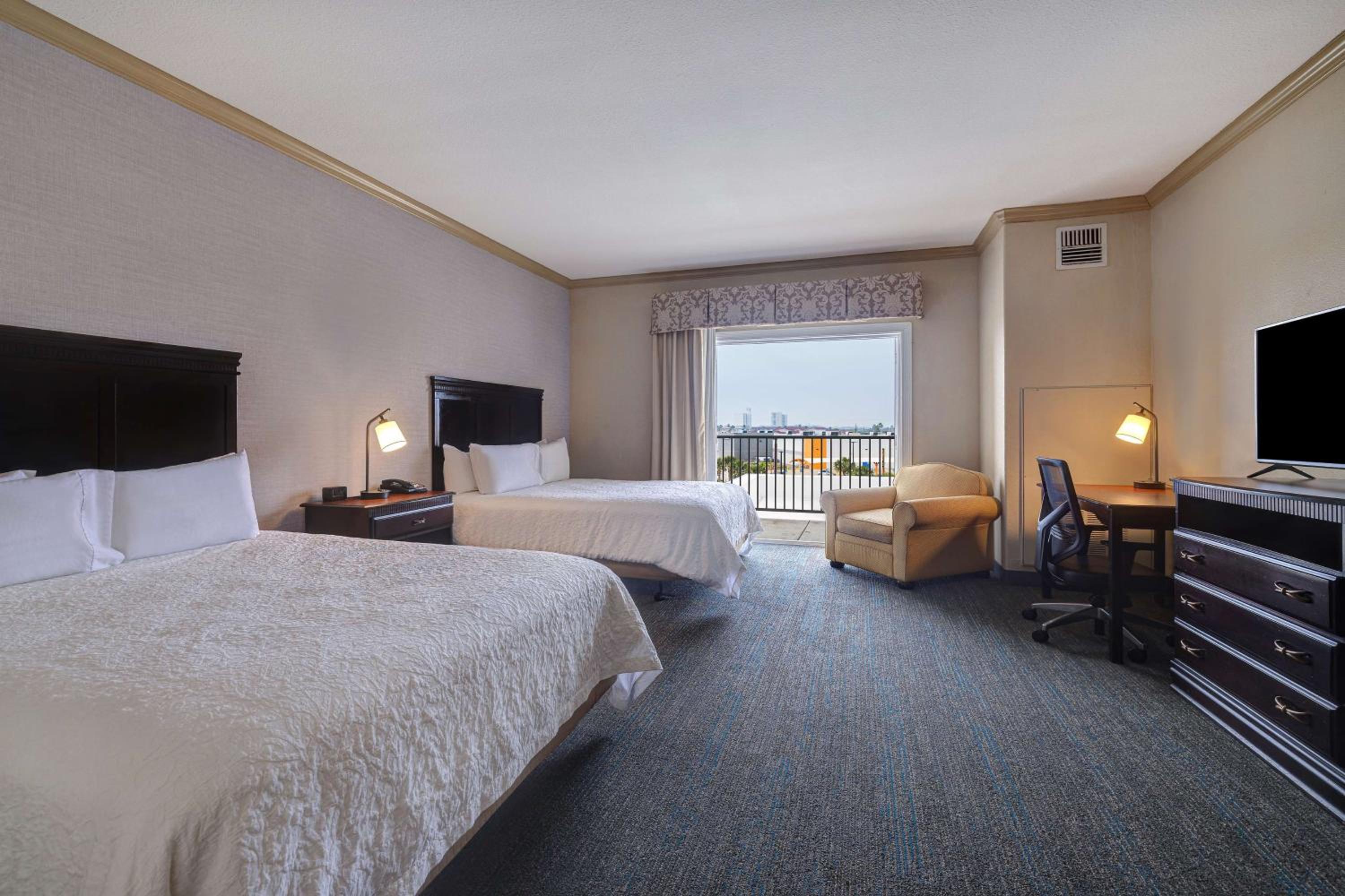 Double Room with Two Queen Beds and Bath Tub - Mobility Access - Photo 4