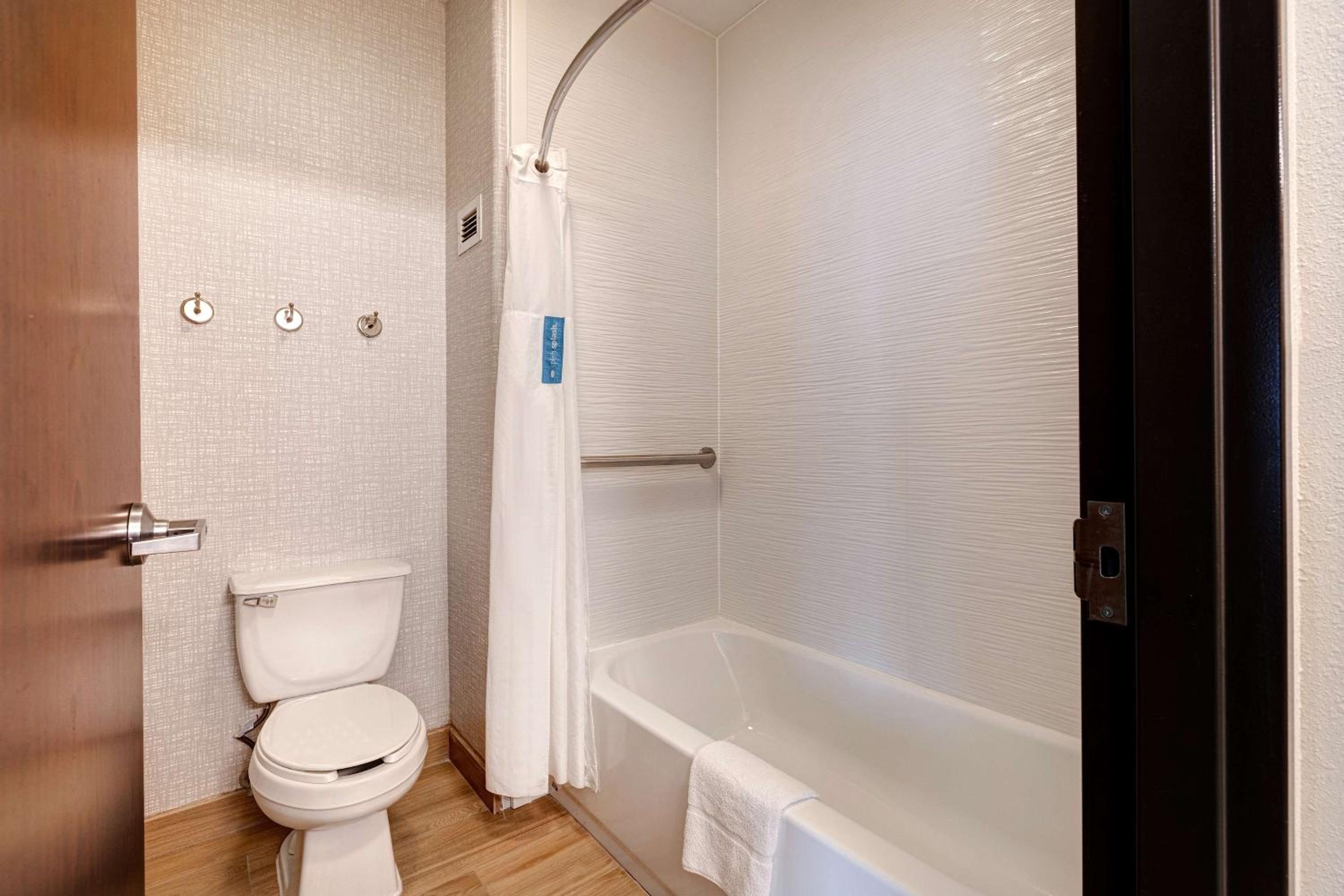 Double Room with Two Queen Beds and Bath Tub - Mobility Access - Photo 2