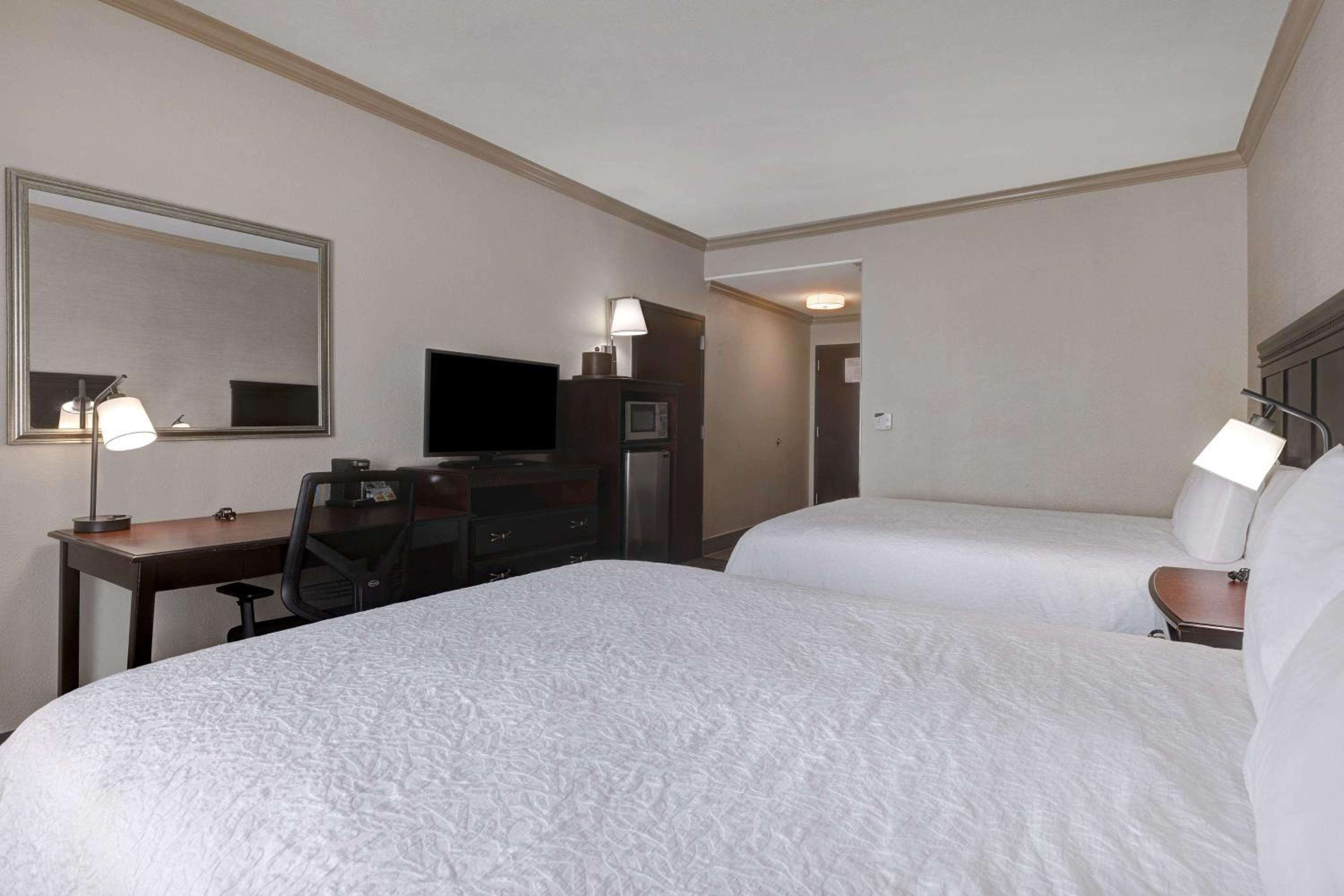 Room with Two Queen Beds - Non-Smoking - Photo 3