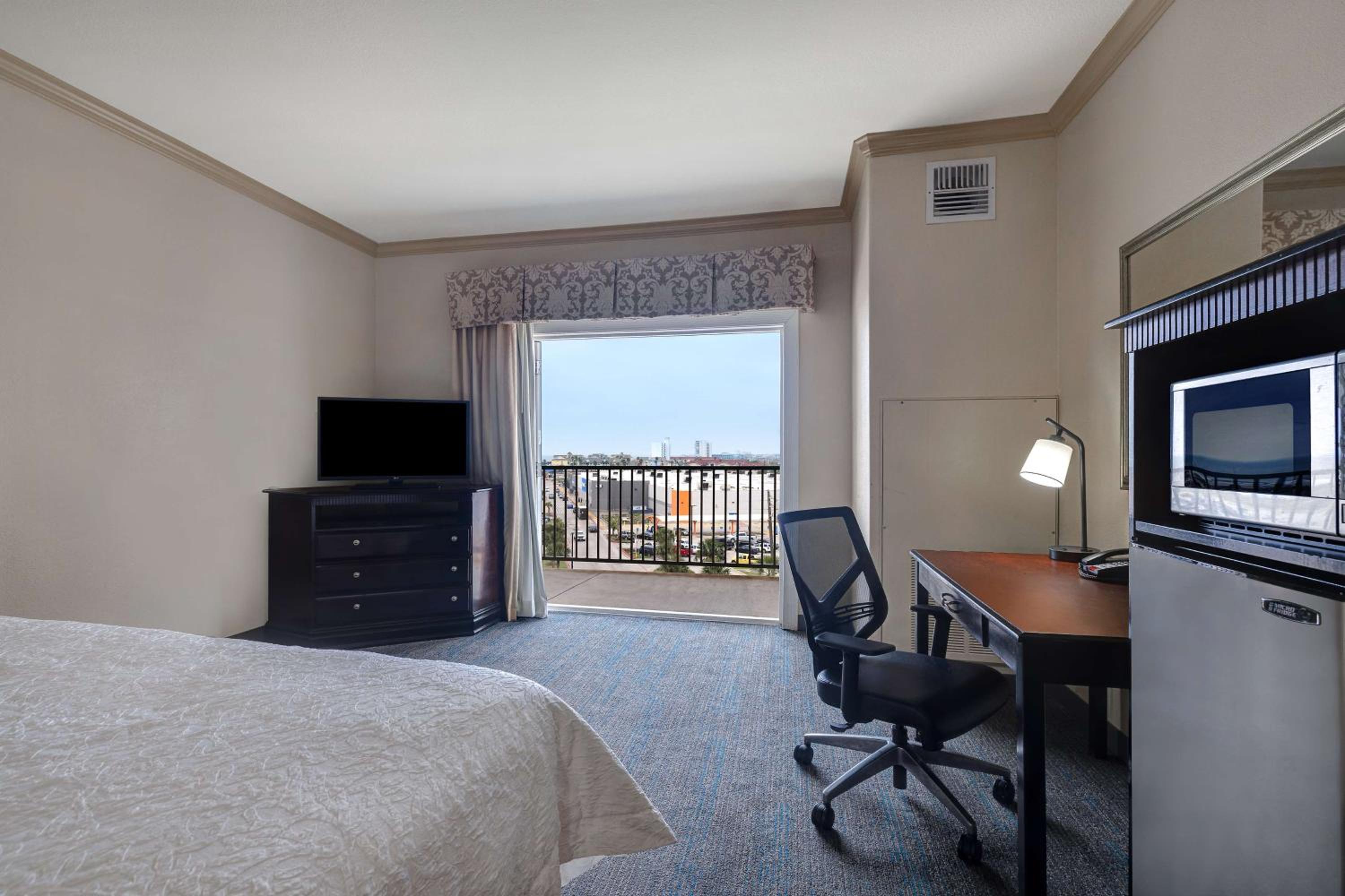 King Study Room with Balcony - Non-Smoking - Photo 5