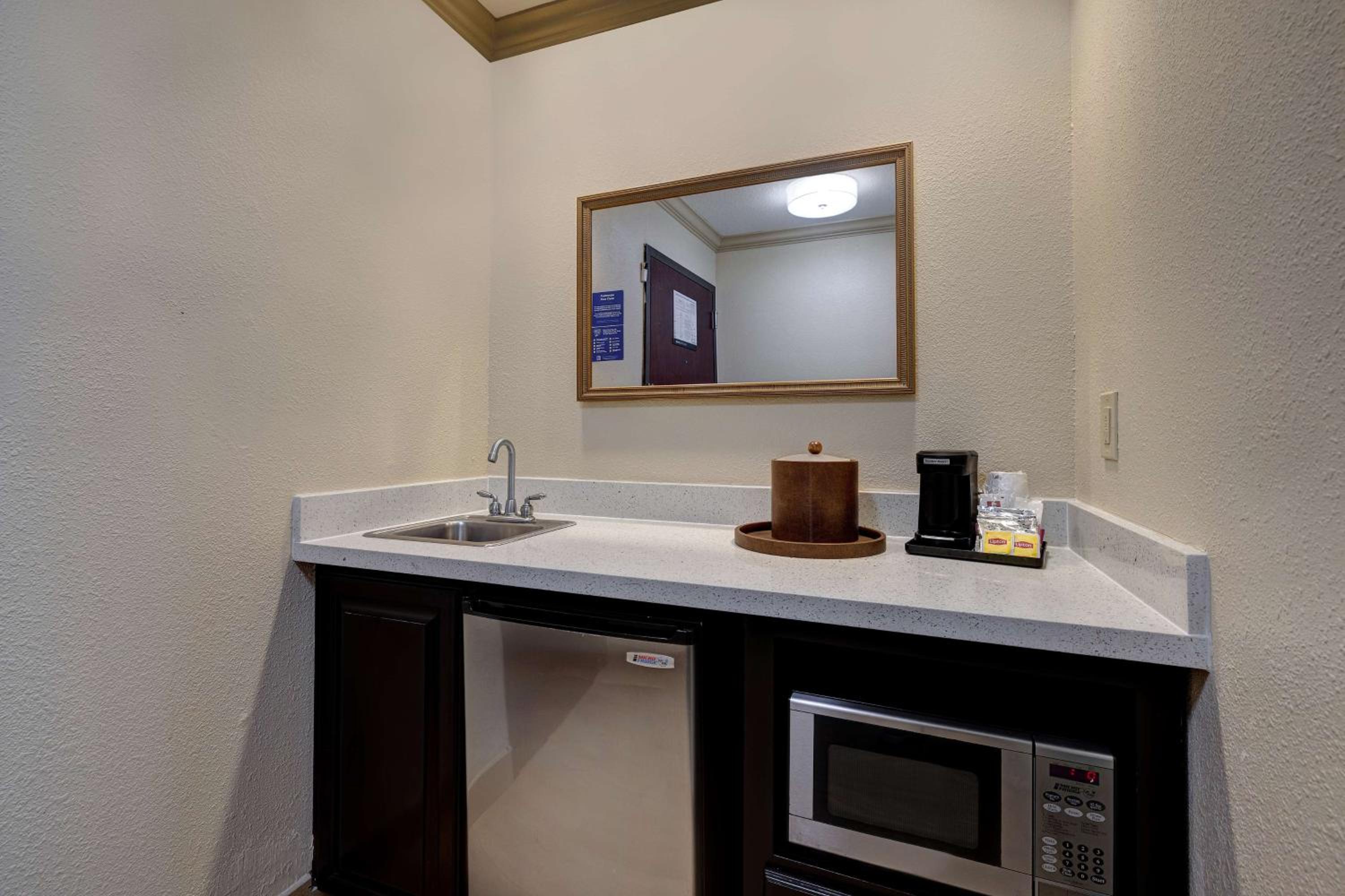 King Studio Suite with Sofa Bed - Non-Smoking - Photo 9