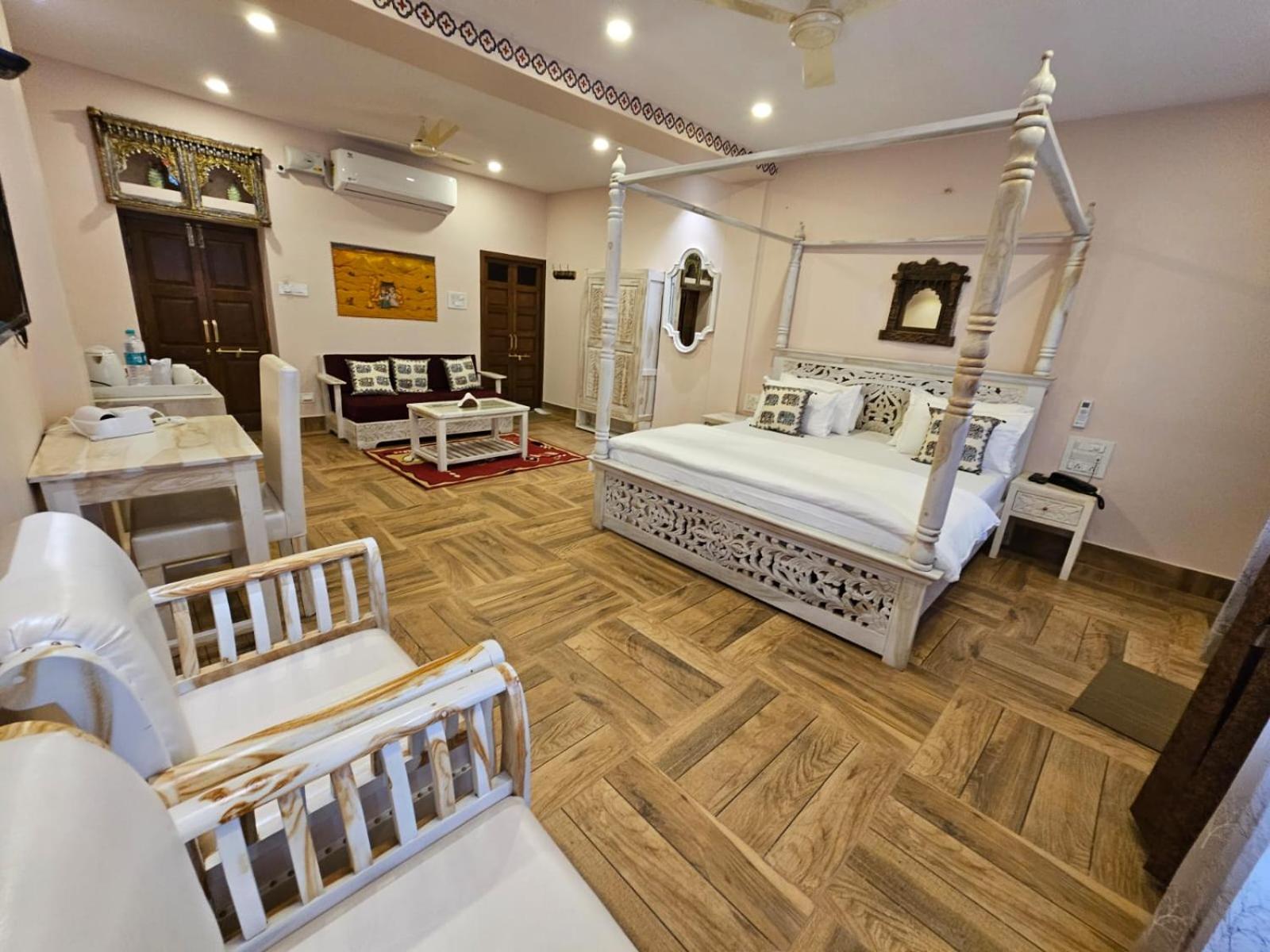 King Suite with Balcony - Photo 5