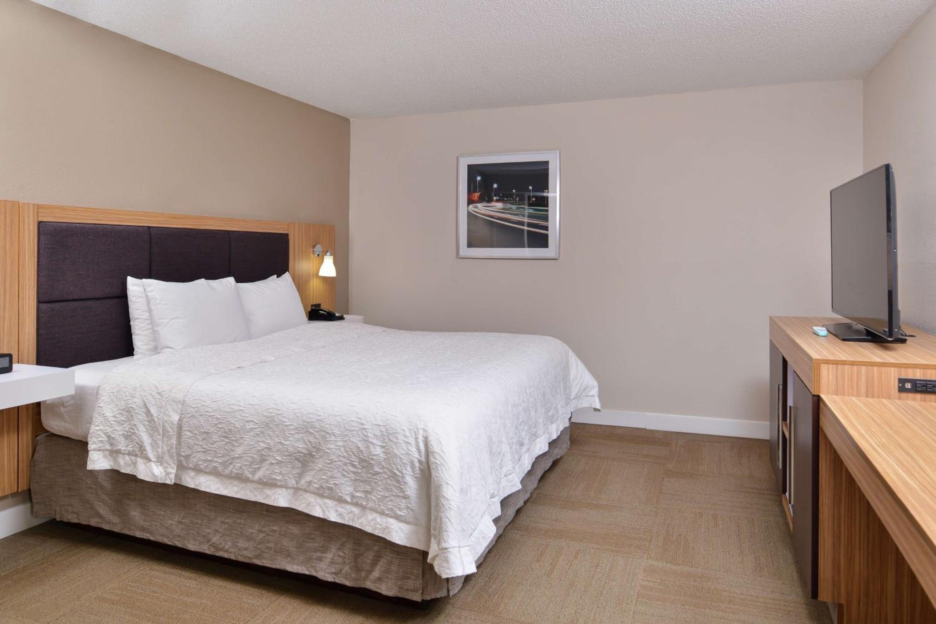 Business King Suite with Sofa Bed - Non-Smoking - Photo 1