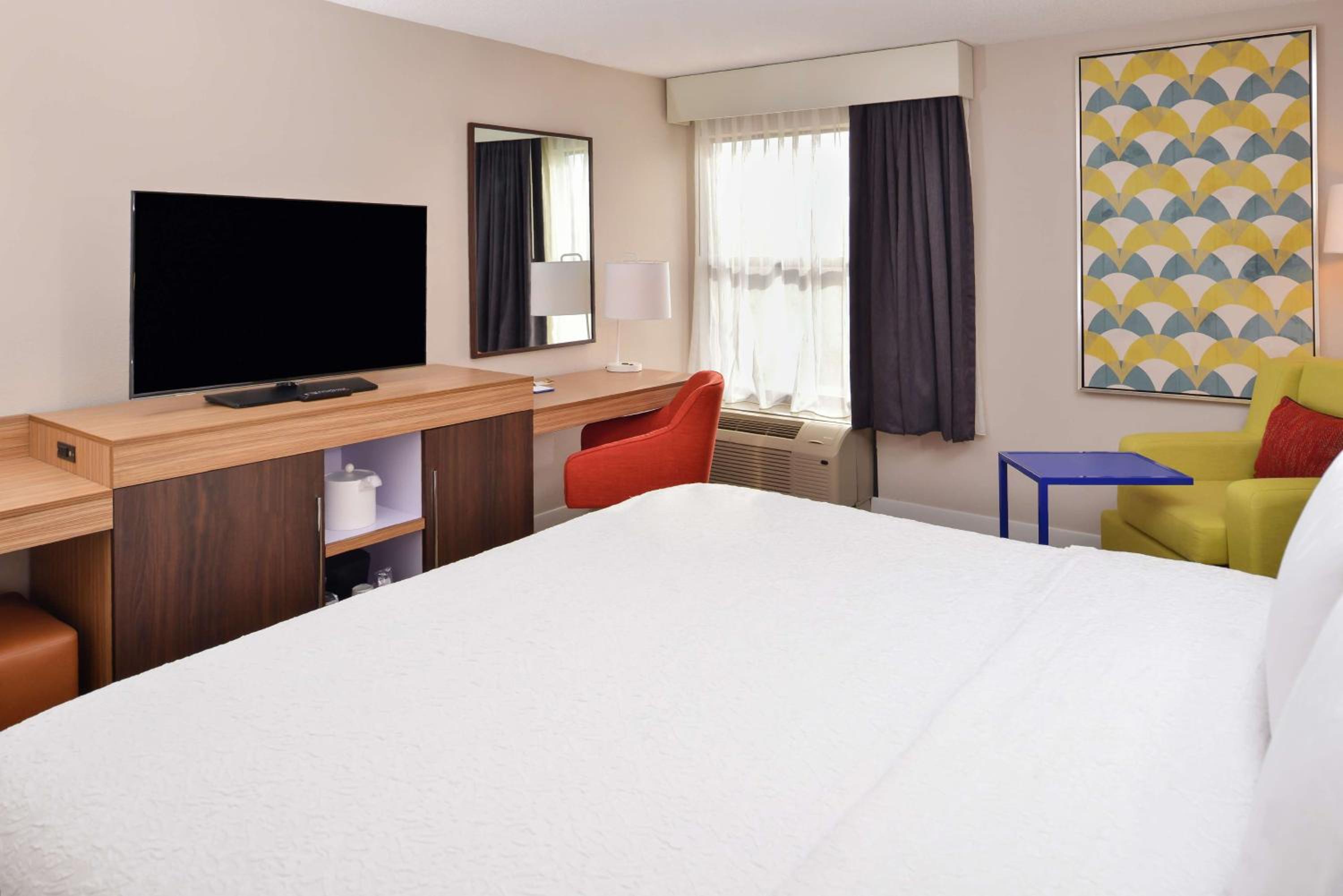 King Room with King Bed - Non-Smoking - Photo 1