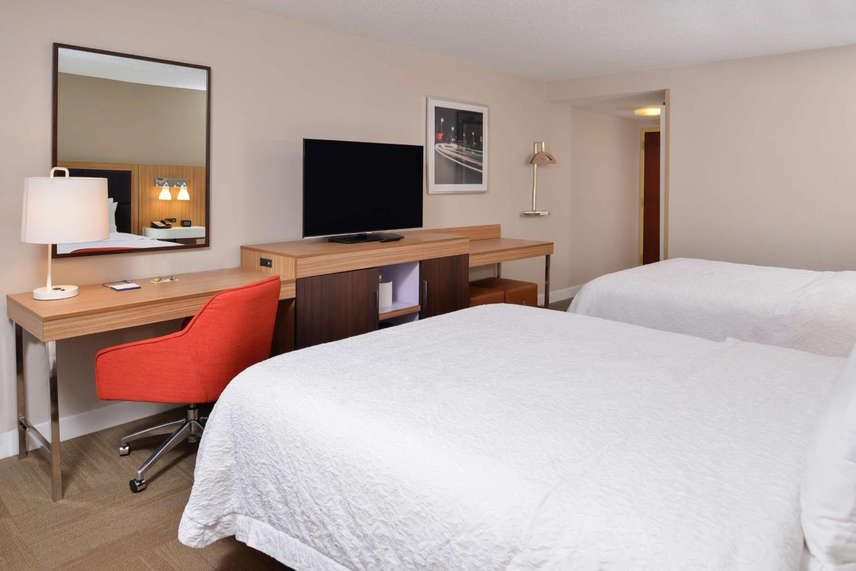 Room with Two Queen Beds - Non-Smoking - Photo 3