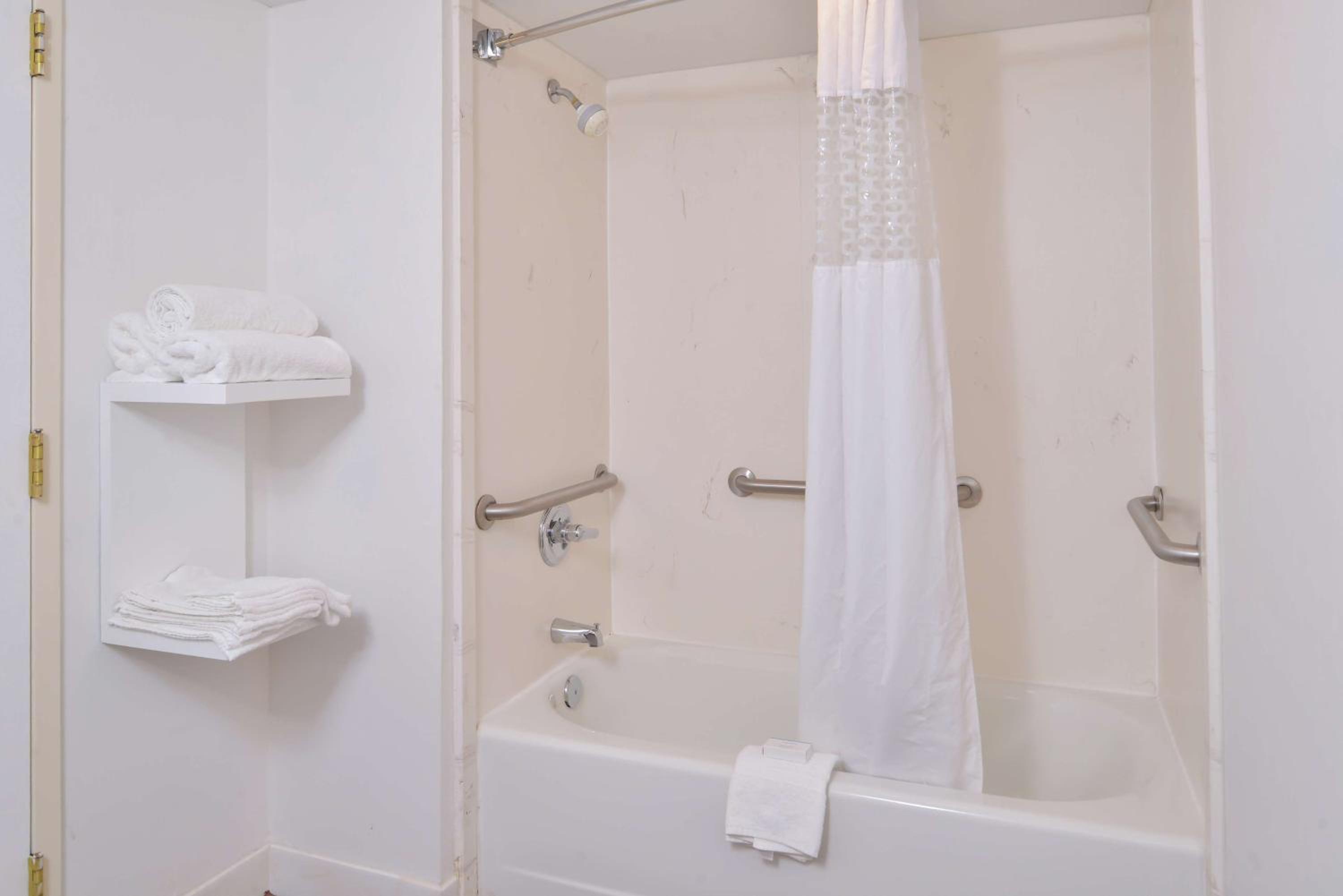 King Room - Mobility Access/Non-Smoking - Photo 4