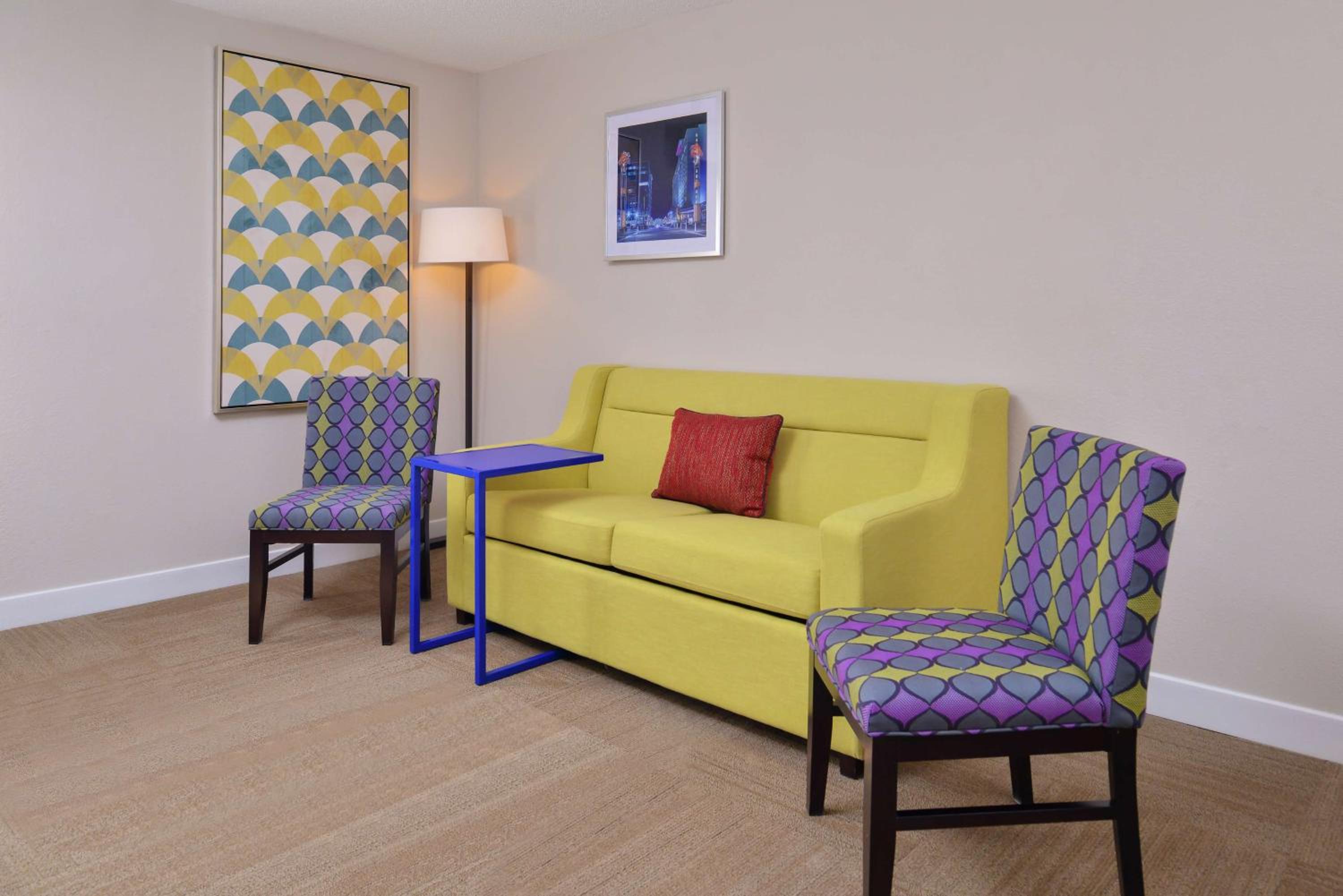 Business King Suite with Sofa Bed - Non-Smoking - Photo 2