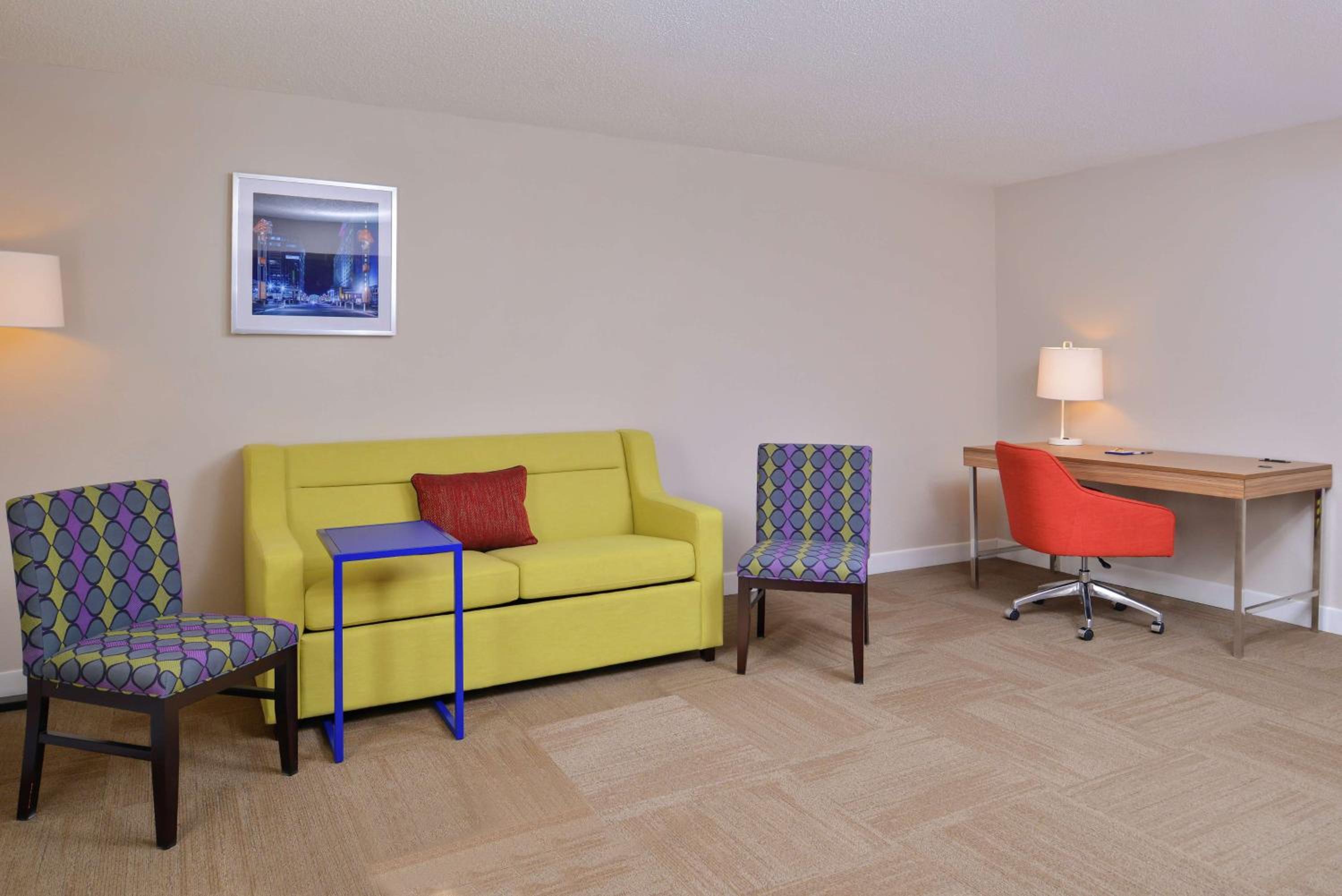 Business King Suite with Sofa Bed - Non-Smoking - Photo 4