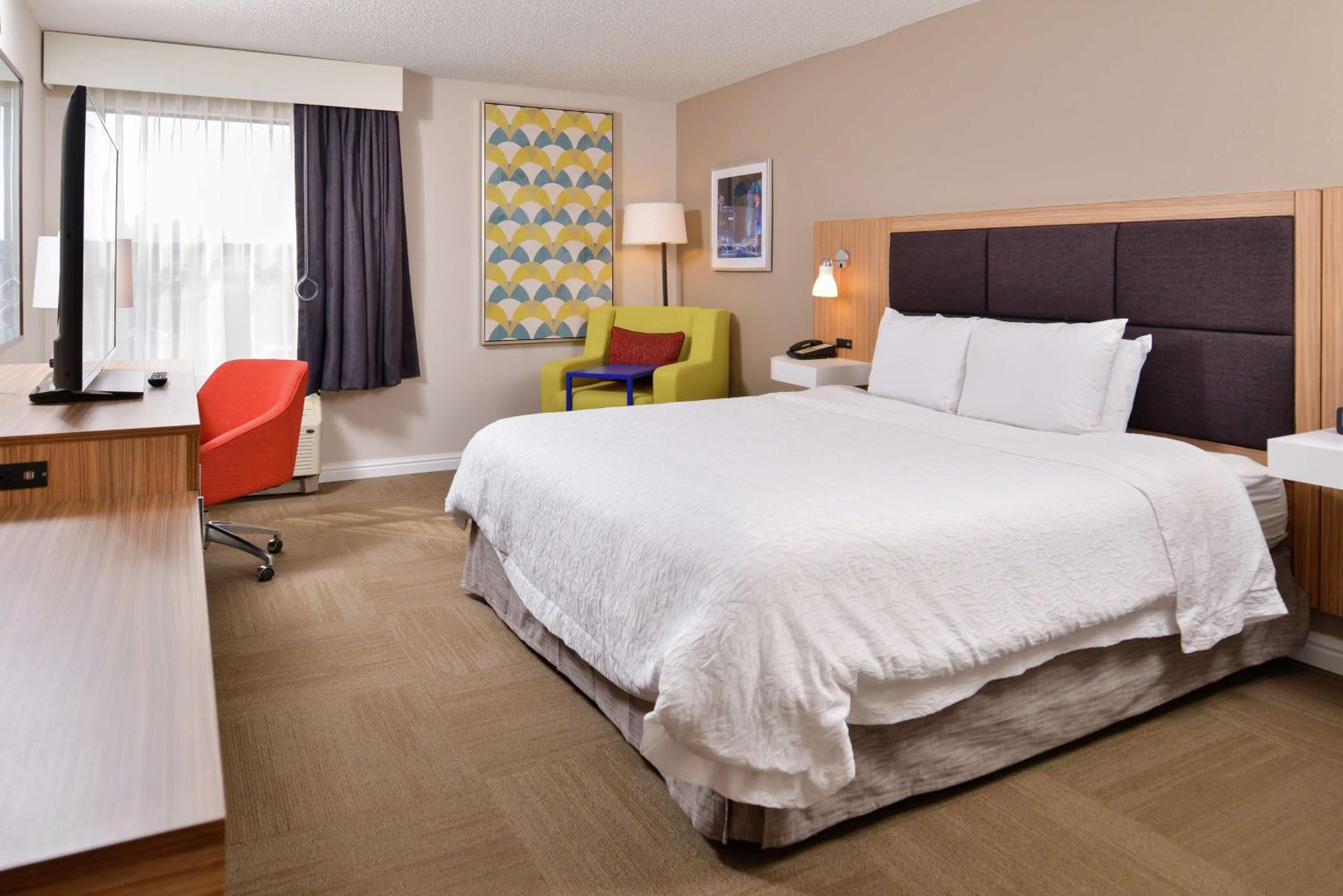 King Room with King Bed - Non-Smoking - Photo 3