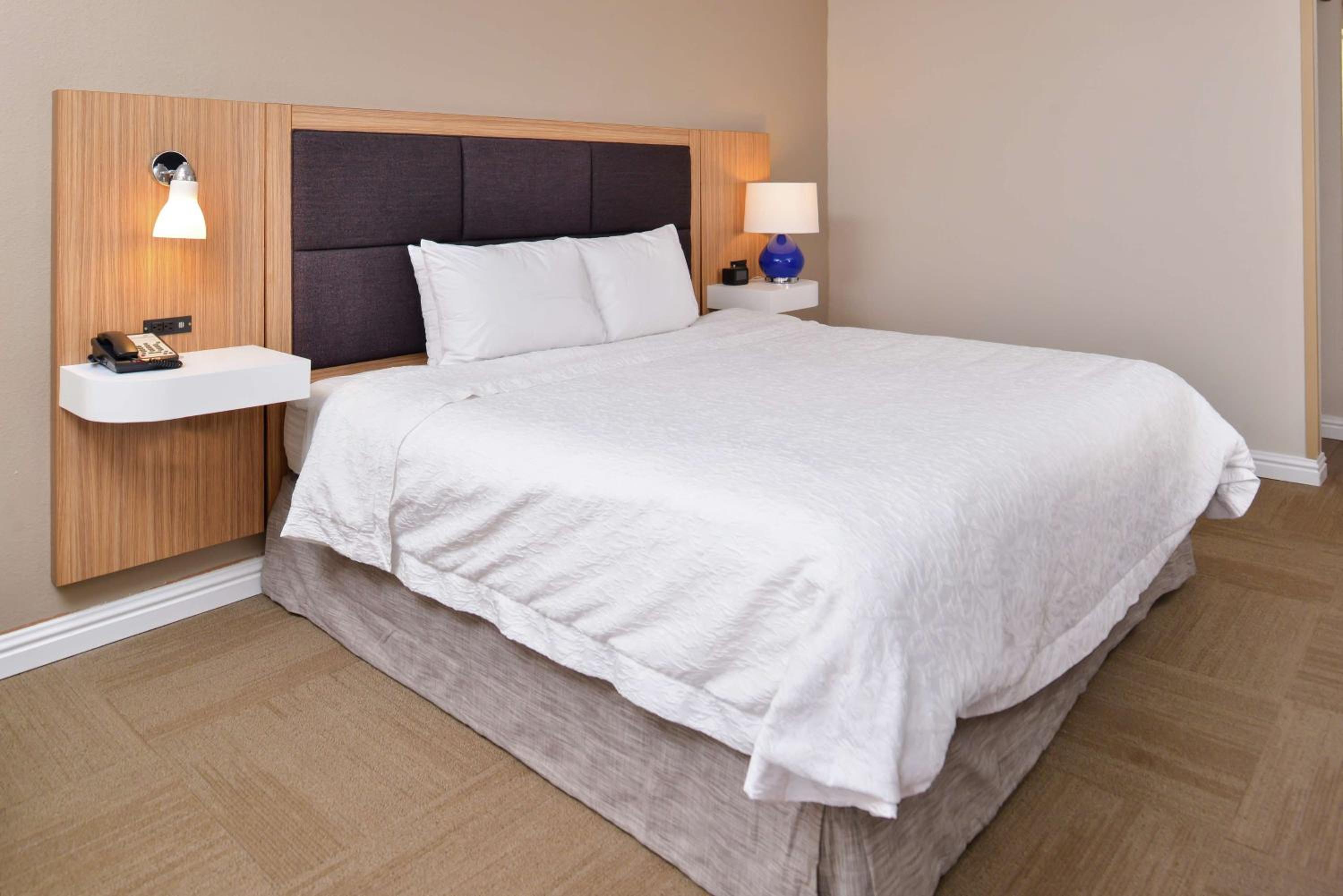King Room with King Bed - Non-Smoking - Photo 2