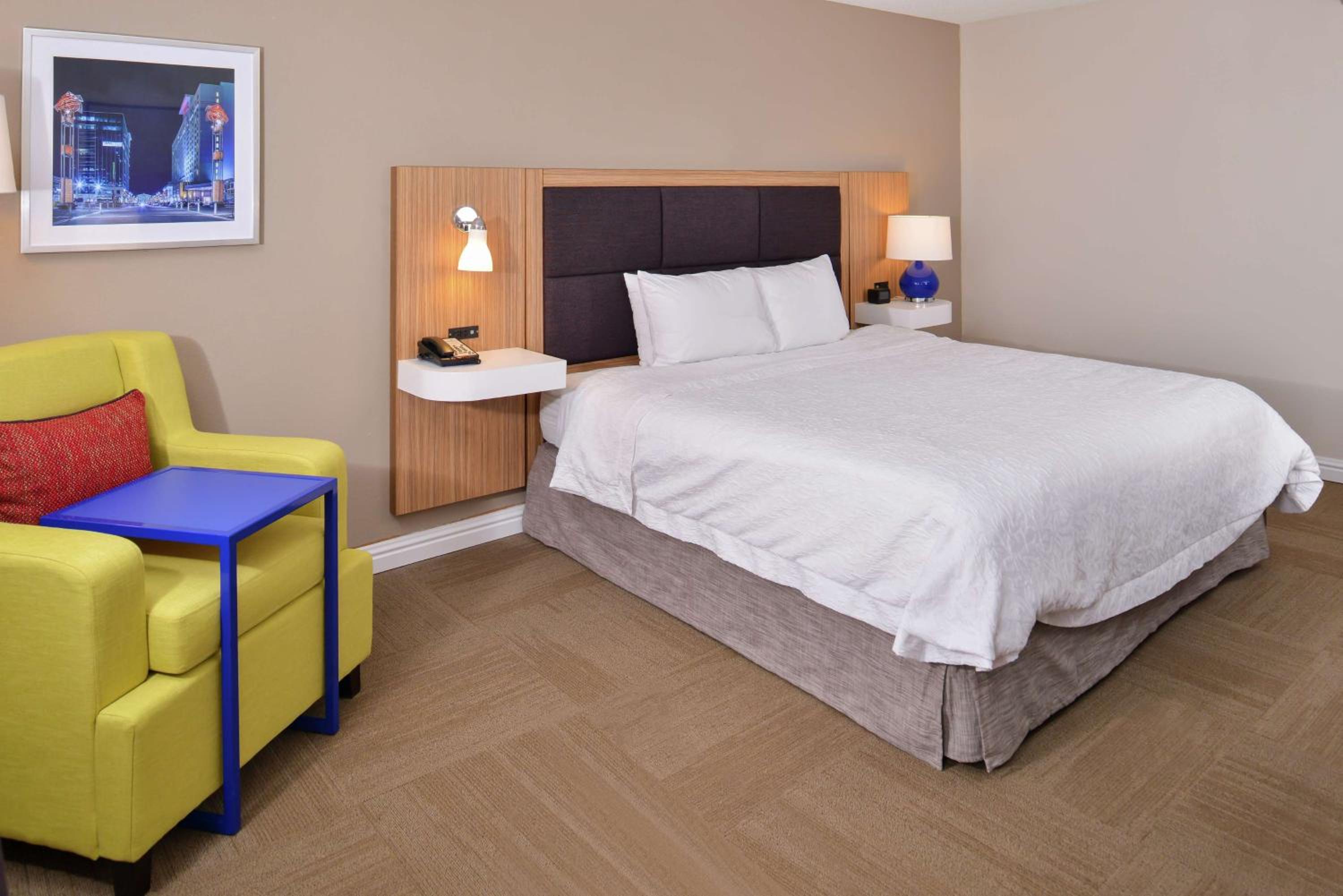 King Room with King Bed - Non-Smoking - Photo 6