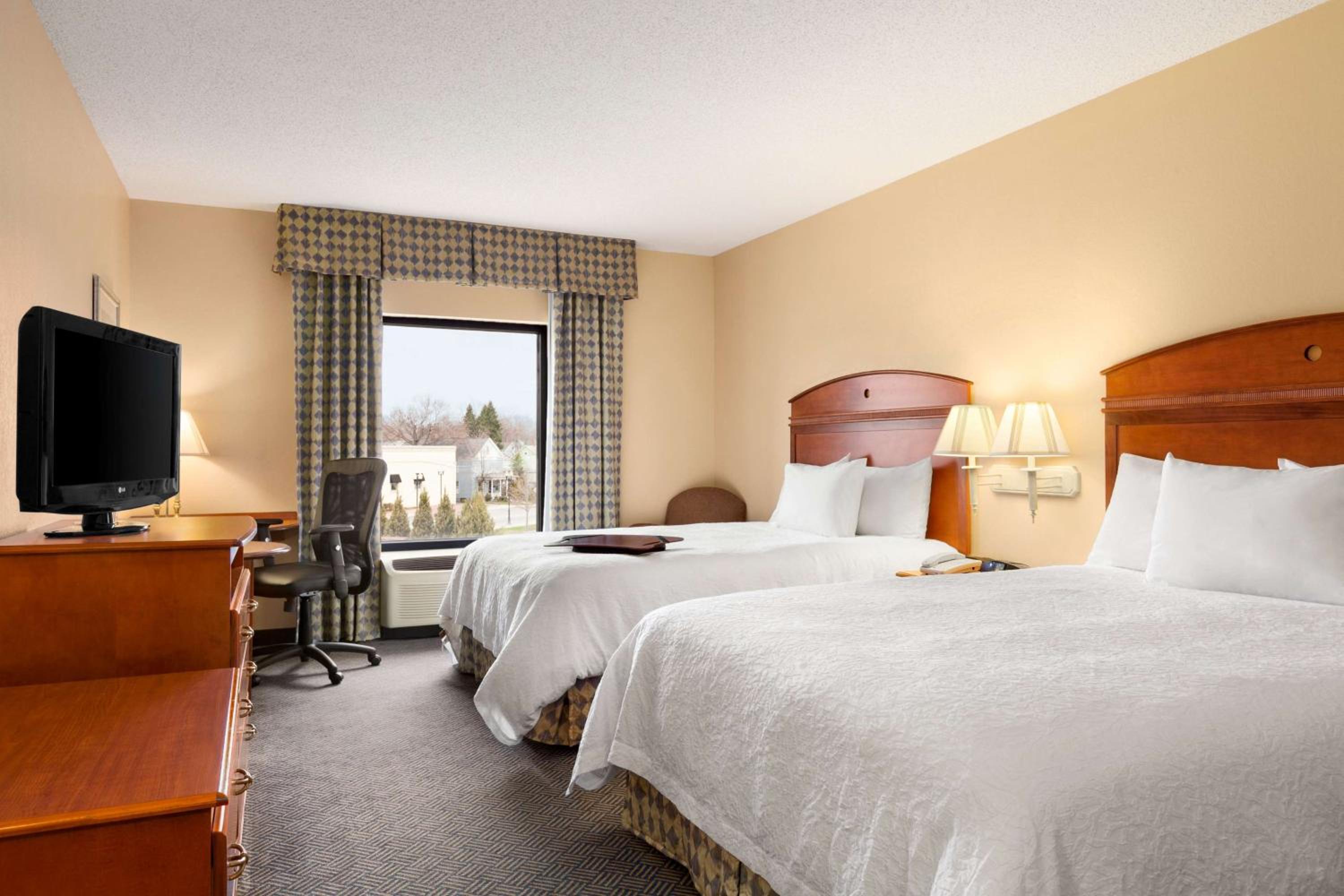 Room with Two Queen Beds - Non-Smoking - Photo 6