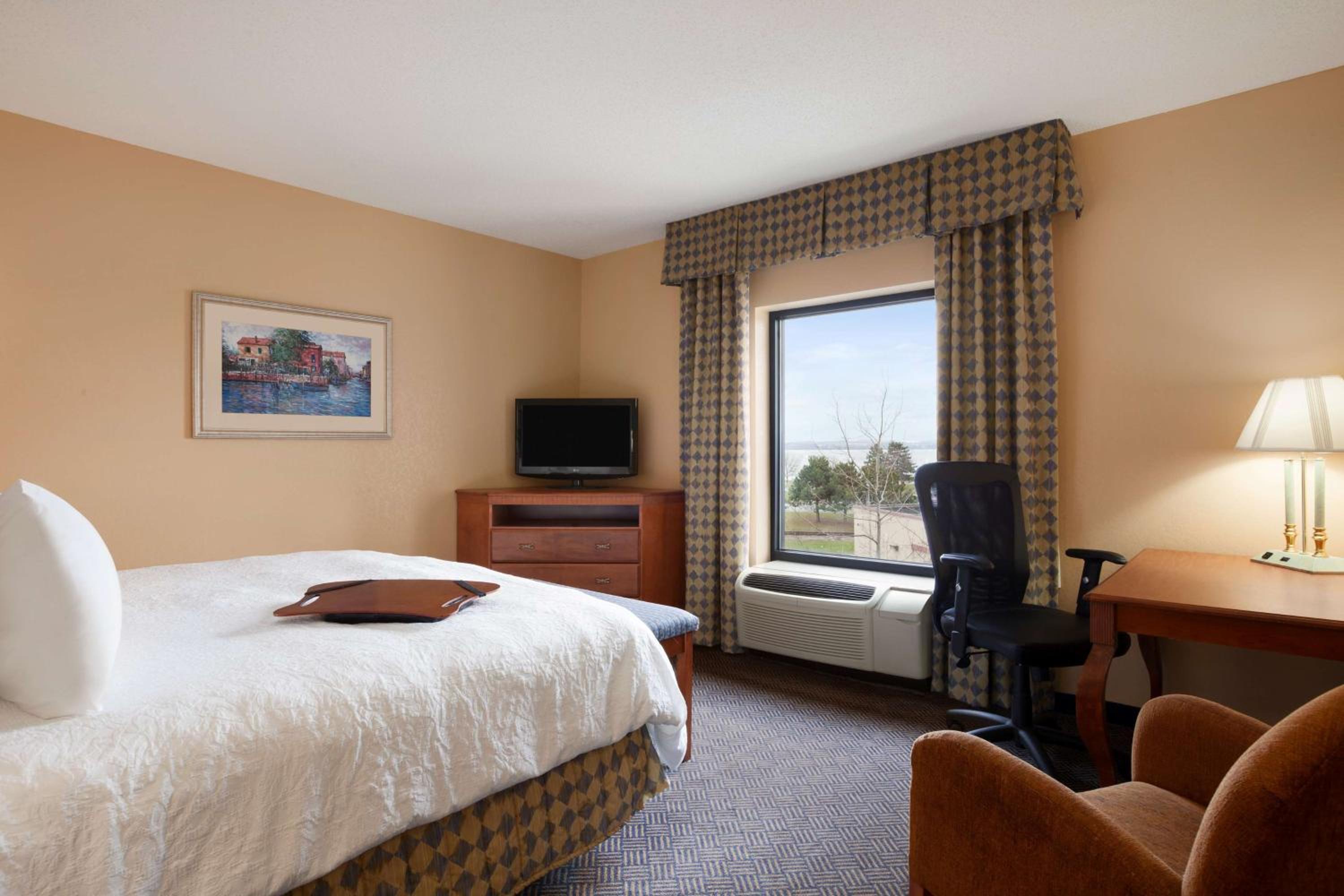 King Room with King Bed - Non-Smoking - Photo 4