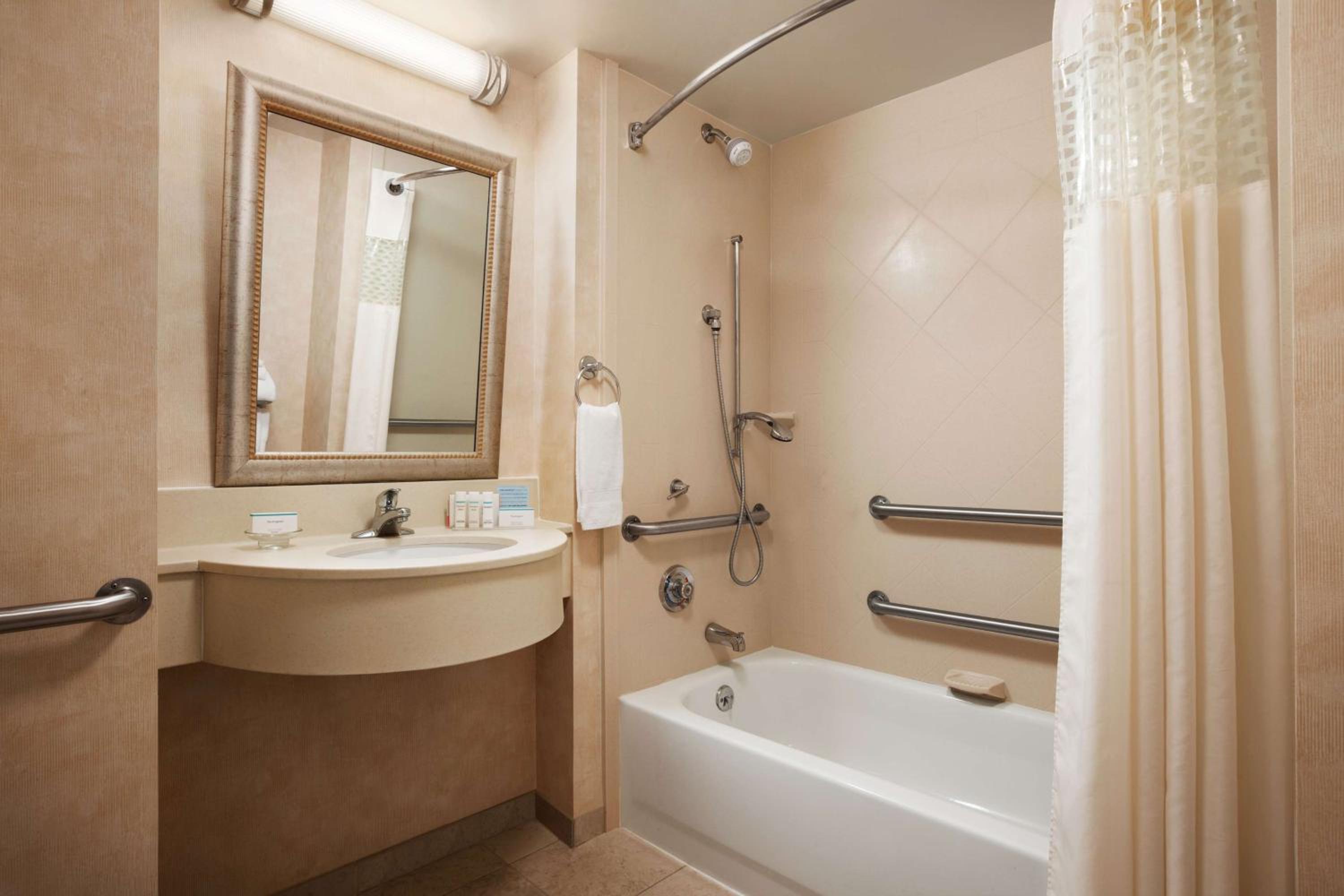 Queen Room with Two Queen Beds - Mobility and Hearing Access/Non-Smoking - Photo 2