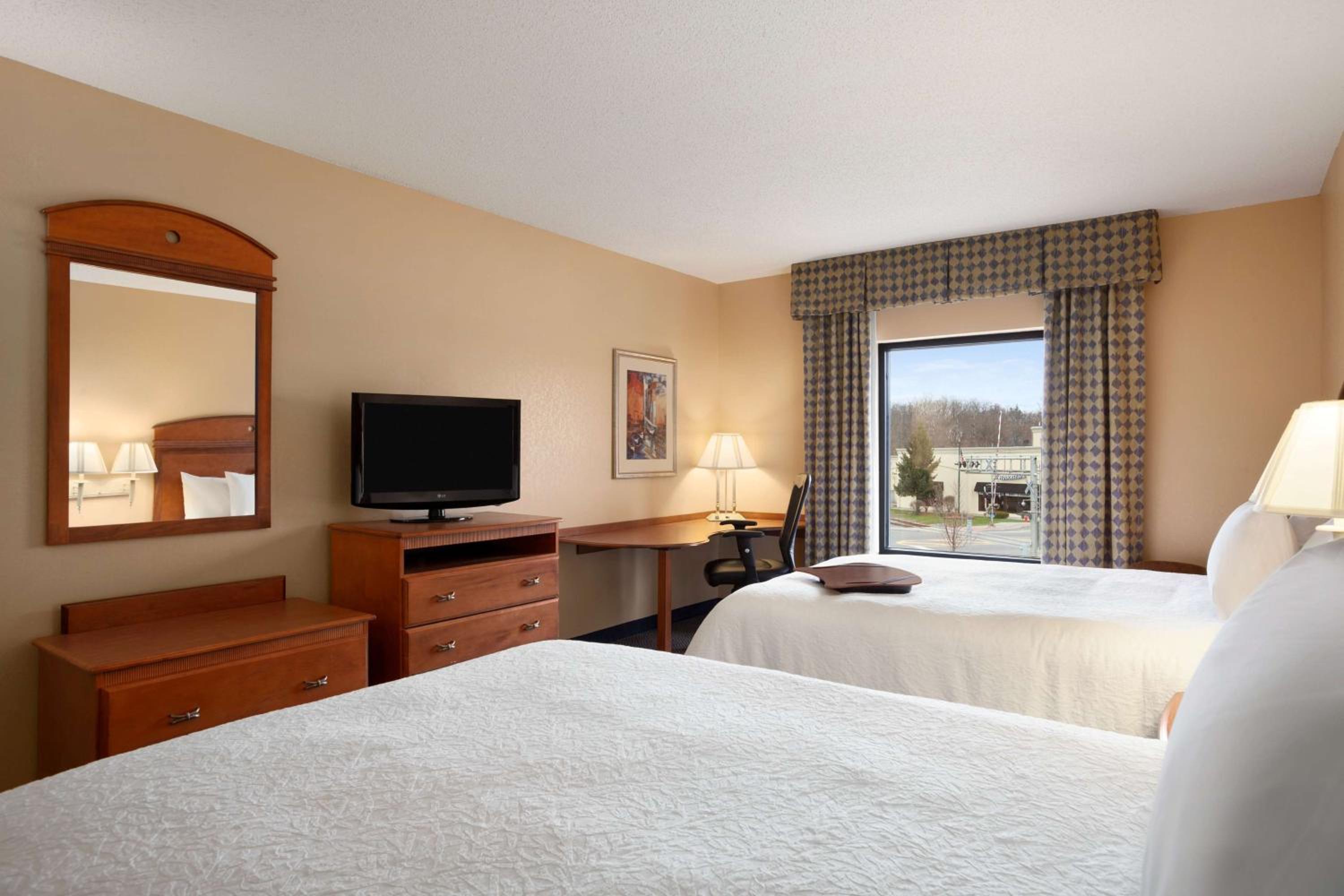 Room with Two Queen Beds - Non-Smoking - Photo 2