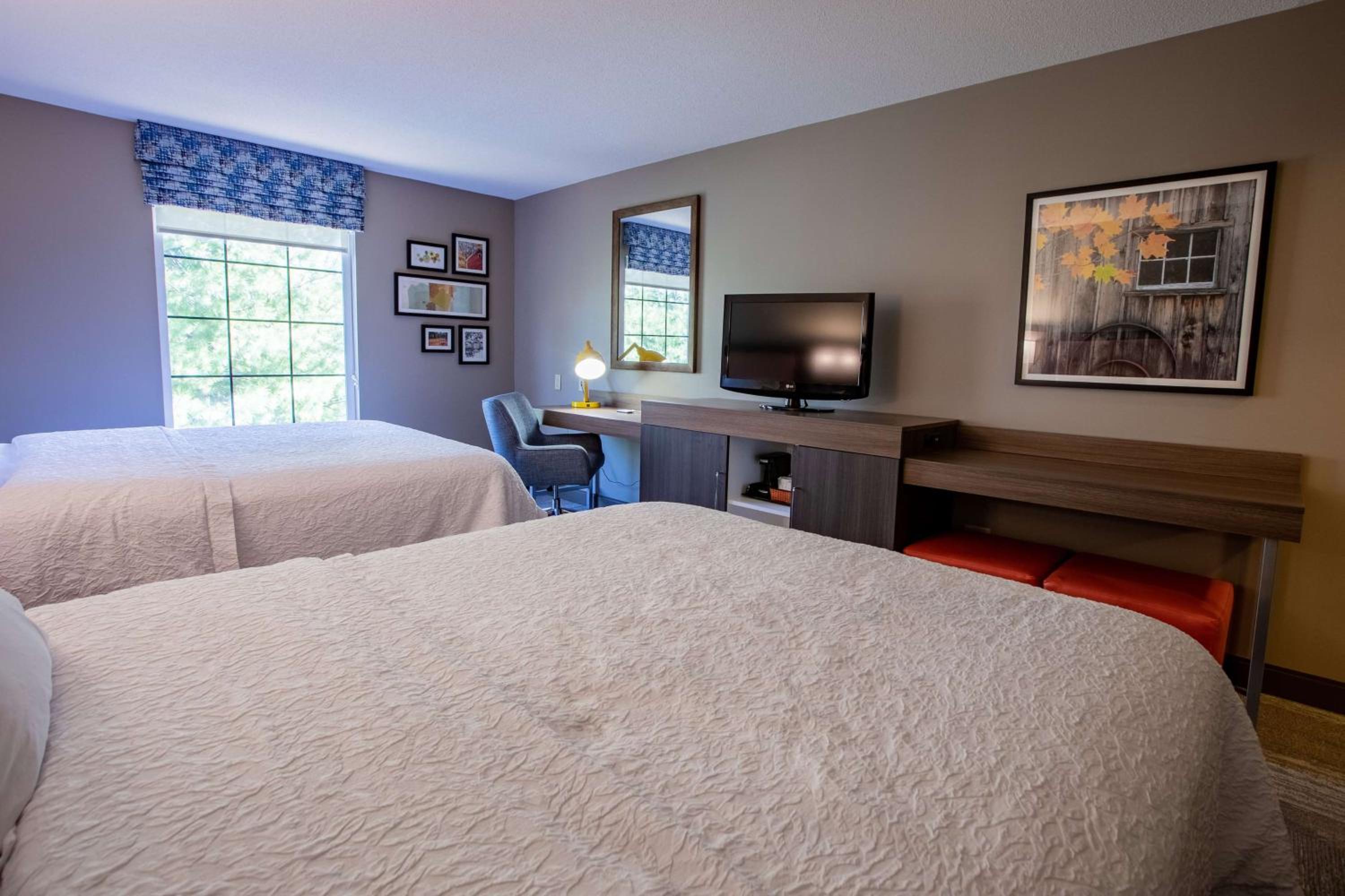 Room with Two Queen Beds - Non-Smoking - Photo 3
