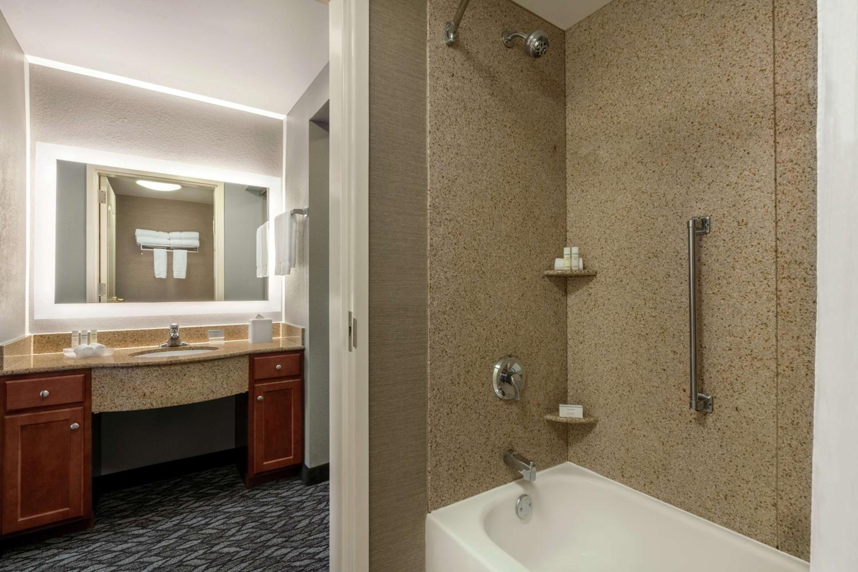 One-Bedroom King Suite - Non-Smoking - Photo 2